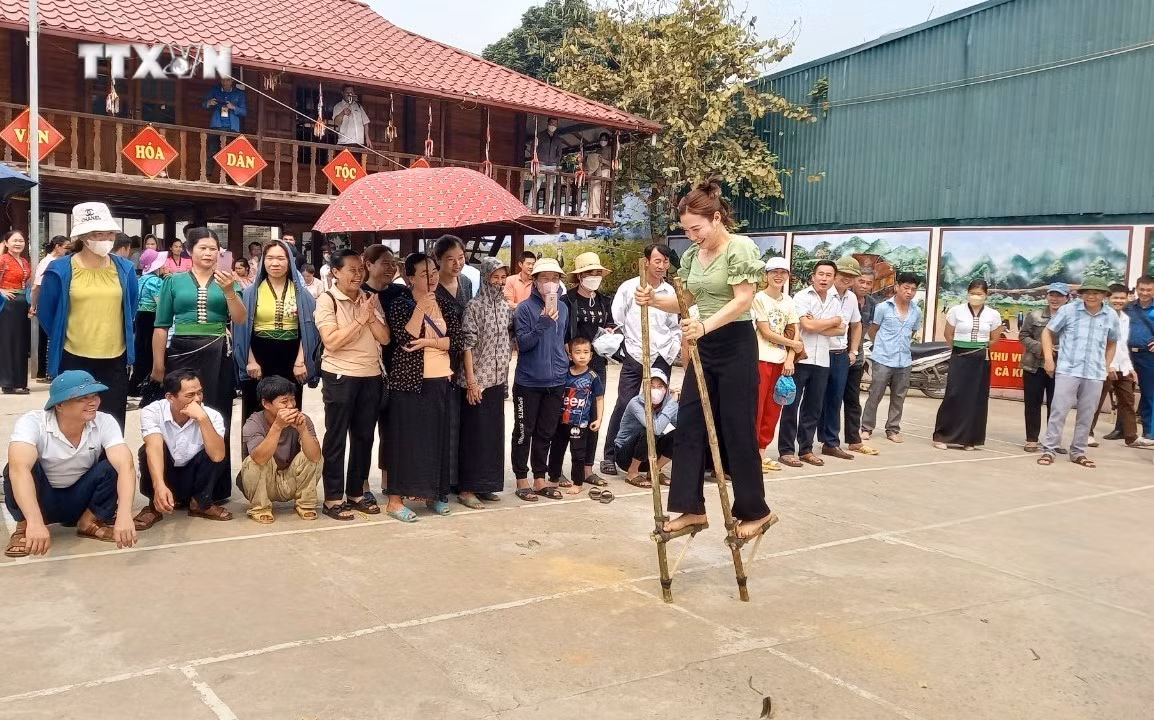 vna_potal_van_hoa_soi_duong_le_hoi_then_kin_pang_lai_chau_thu_hut_nguoi_dan_va_du_khach_7329236.jpg