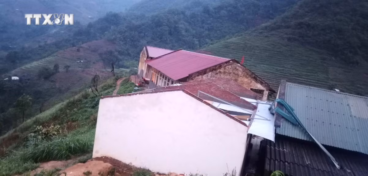 vna_potal_cao_bang_dong_loc_lam_800_ngoi_nha_bi_toc_mai_7329108.jpg