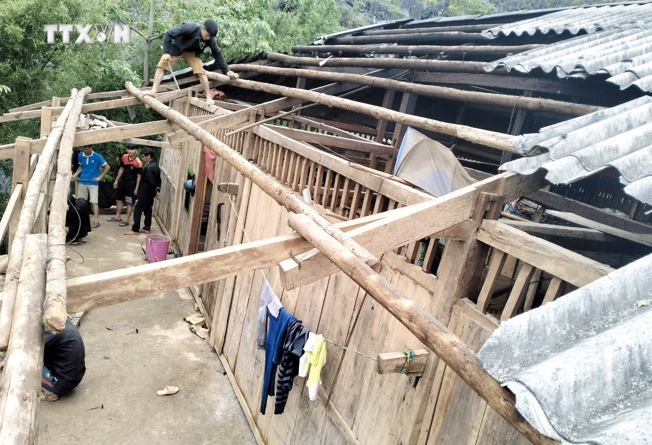 vna_potal_cao_bang_dong_loc_lam_800_ngoi_nha_bi_toc_mai_7329105.jpg