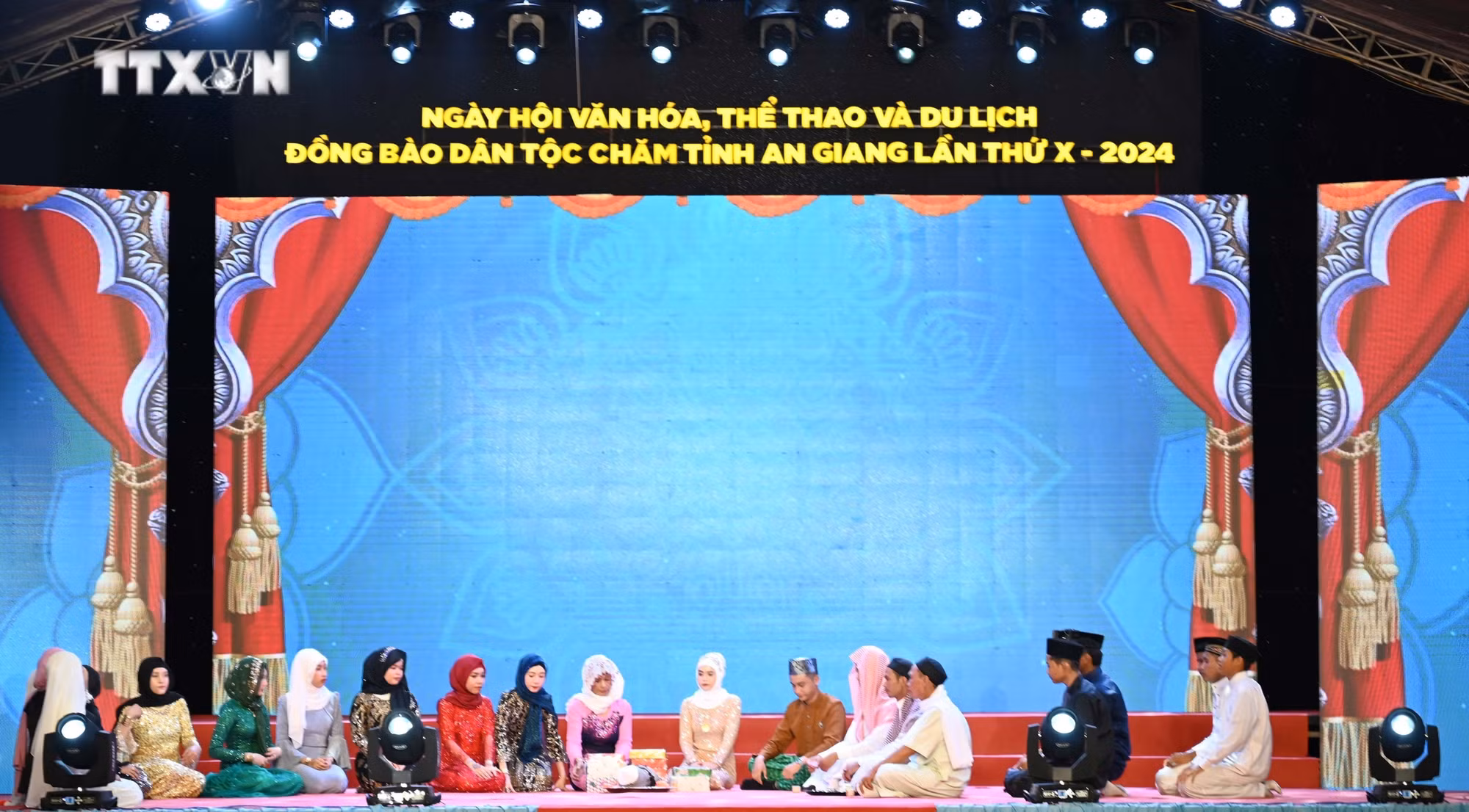 vna_potal_soi_noi_ngay_hoi_van_hoa_the_thao_va_du_lich_dong_bao_dan_toc_cham_tinh_an_giang_7328366.jpg