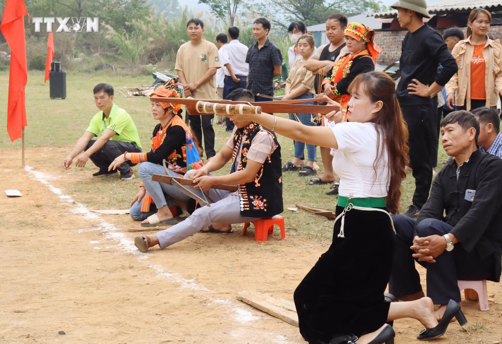 vna_potal_le_hoi_then_kin_pang_ngay_cang_lan_toa_7329235.jpg