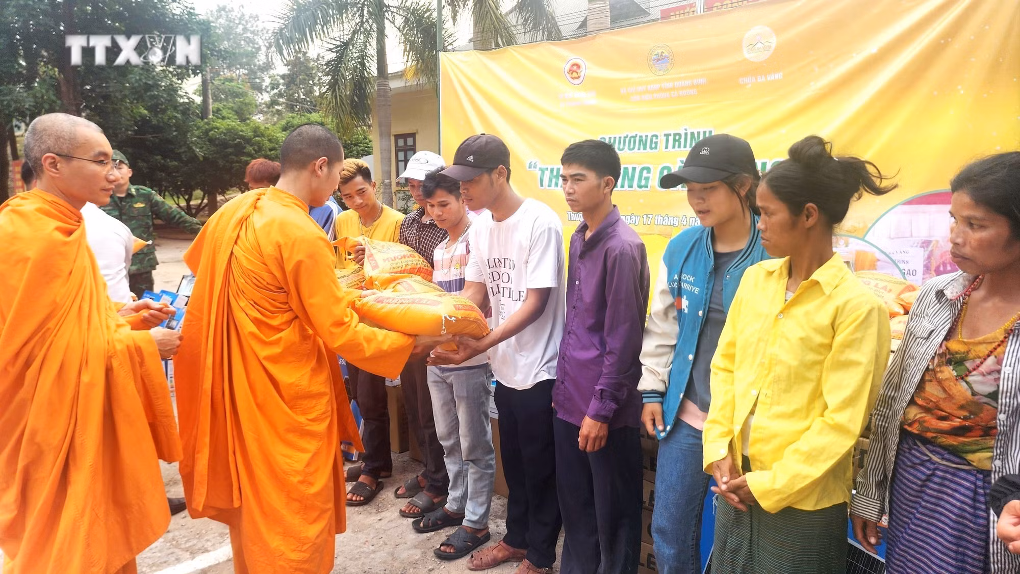 vna_potal_quang_binh_trao_qua_ho_tro_dong_bao_khu_vuc_bien_gioi__7328362.jpg