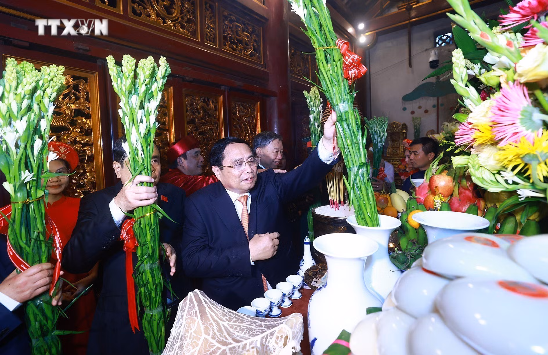 vna_potal_thu_tuong_pham_minh_chinh_dang_huong_gio_to_hung_vuong_7328633.jpg