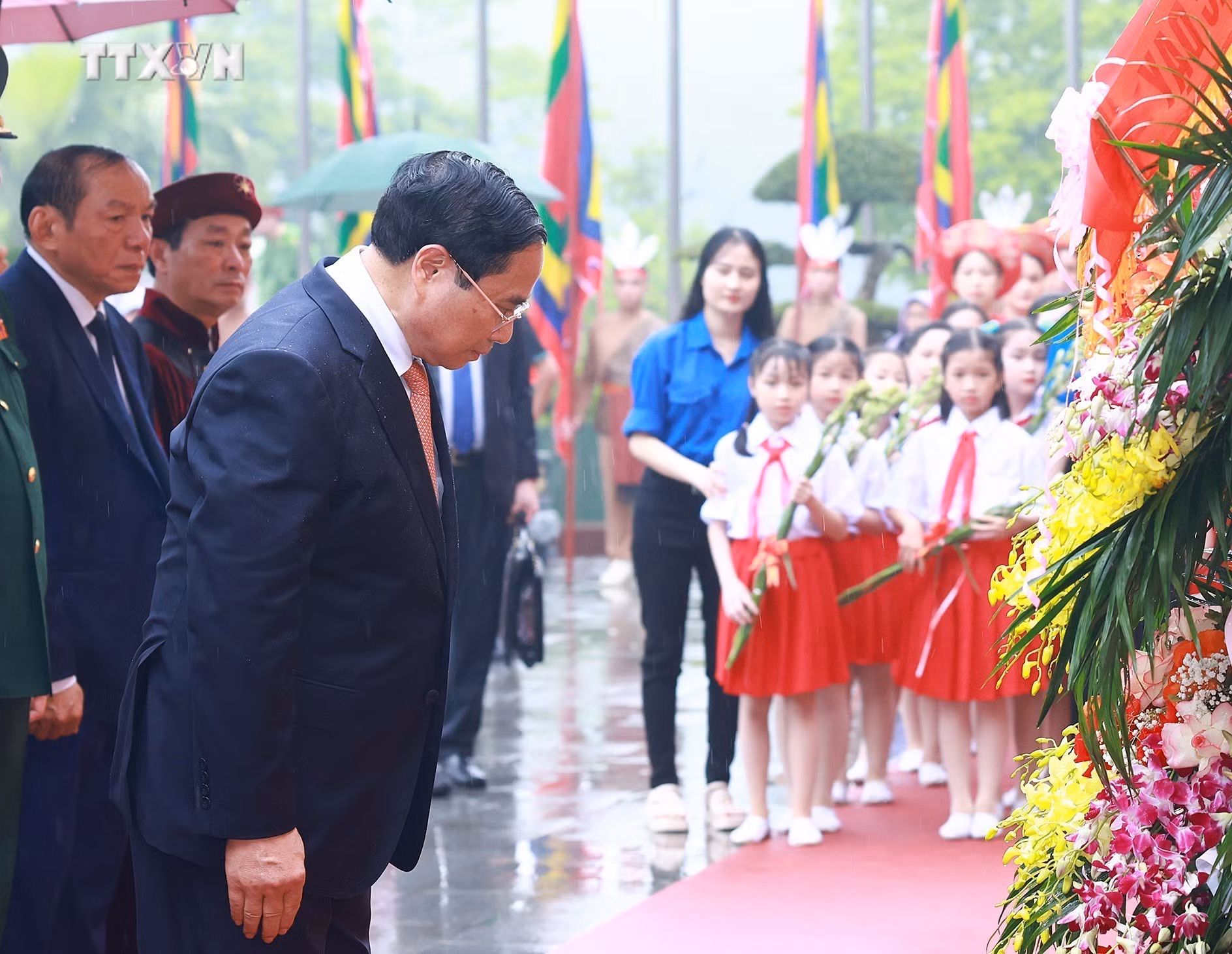 vna_potal_thu_tuong_pham_minh_chinh_dang_huong_gio_to_hung_vuong_7328595.jpg