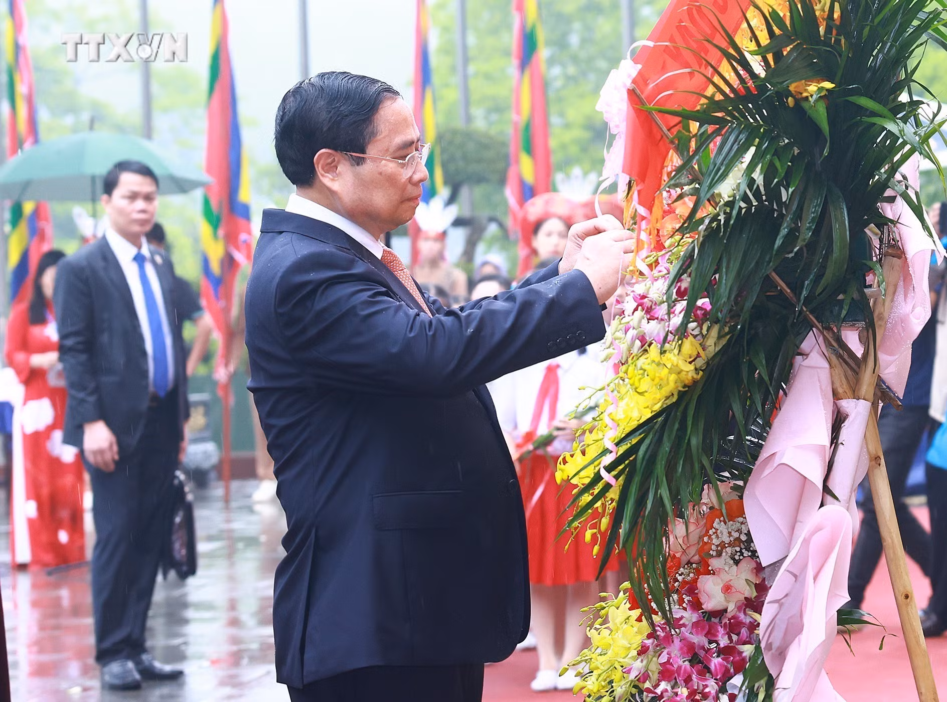 vna_potal_thu_tuong_pham_minh_chinh_dang_huong_gio_to_hung_vuong_7328600.jpg