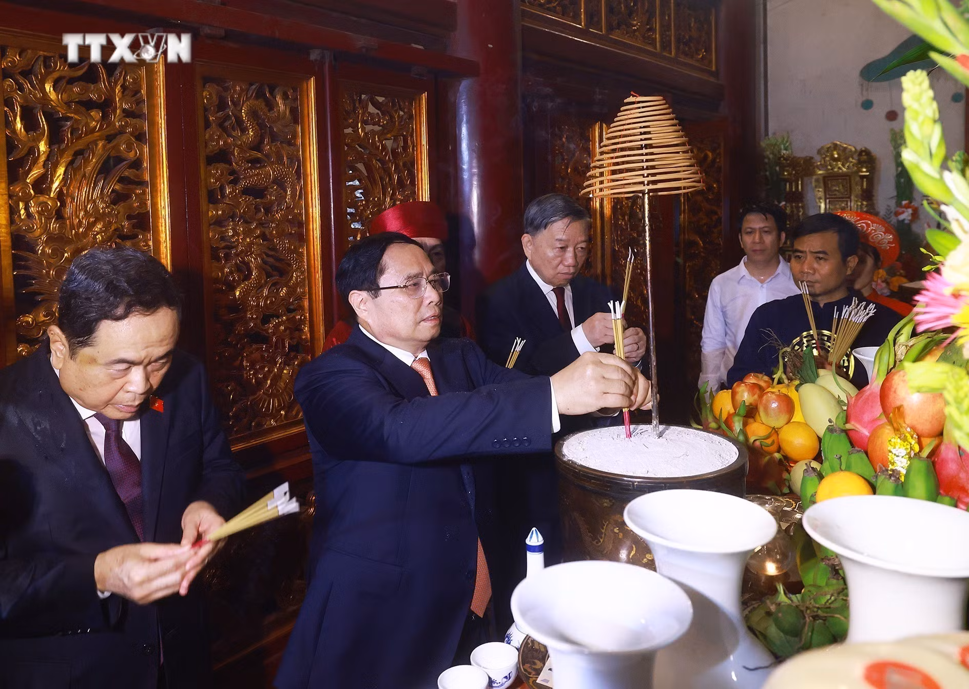 vna_potal_thu_tuong_pham_minh_chinh_dang_huong_gio_to_hung_vuong_7328630.jpg