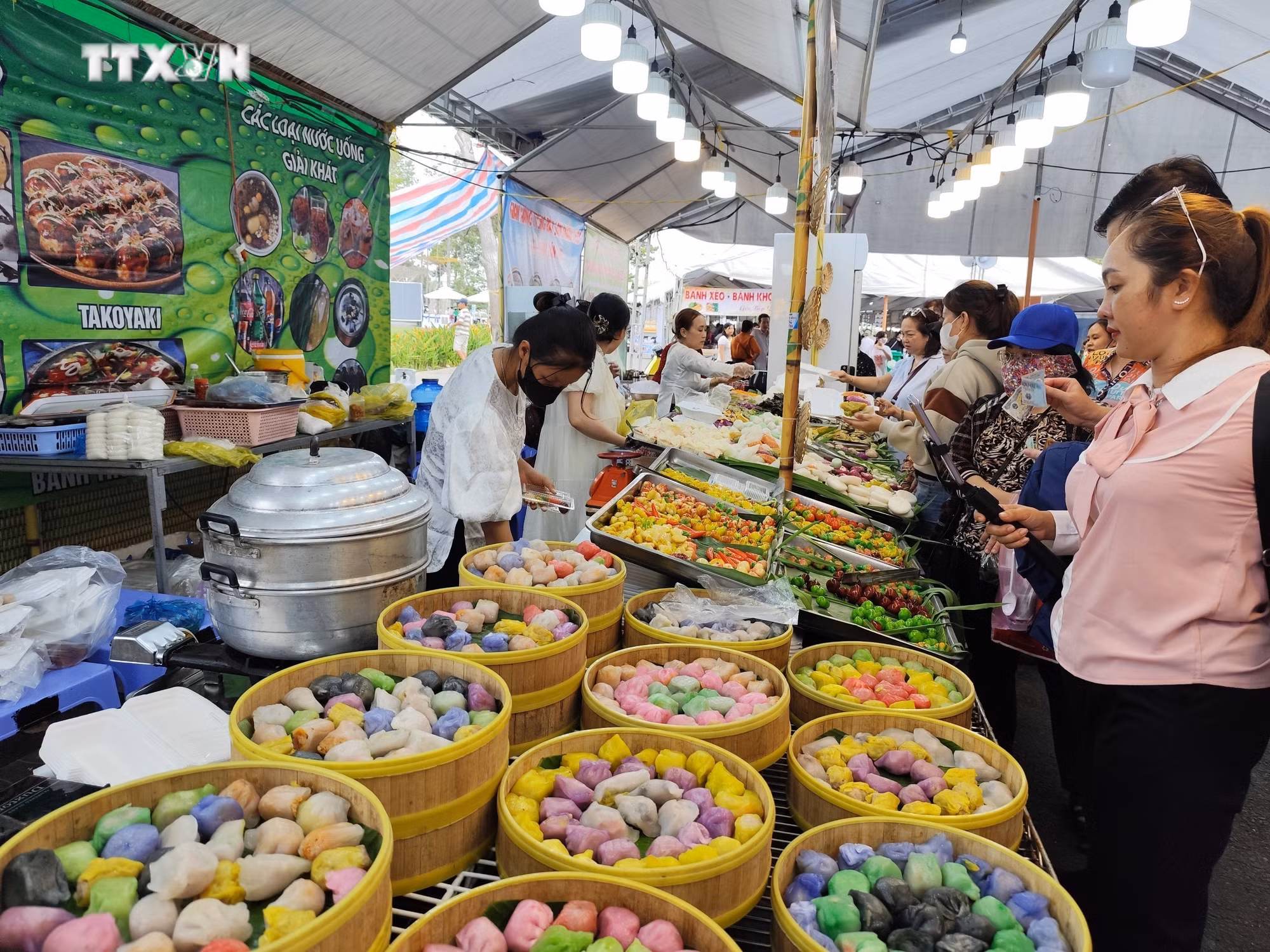 vna_potal_khai_mac_le_hoi_banh_dan_gian_nam_bo_lan_thu_xi_nam_2024_7328353 (1).jpg