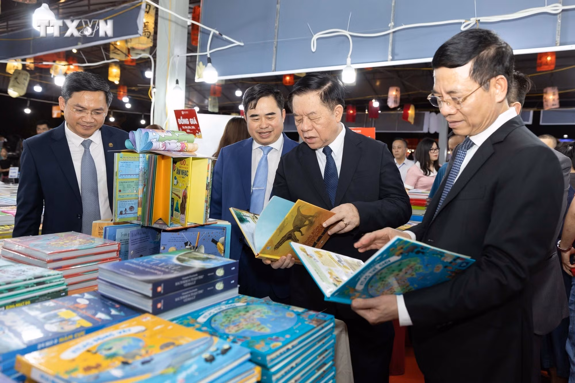 vna_potal_khai_mac_ngay_sach_va_van_hoa_doc_viet_nam_lan_thu_ba_nam_2024_7328289.jpeg