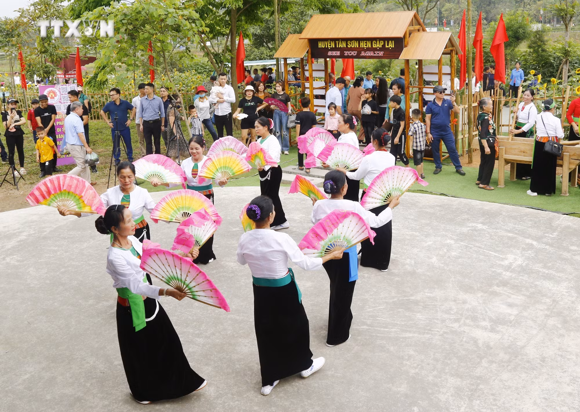 vna_potal_giao_luu_cac_cau_lac_bo_van_nghe_dan_gian_cac_tinh_tai_den_hung_7321054.jpg