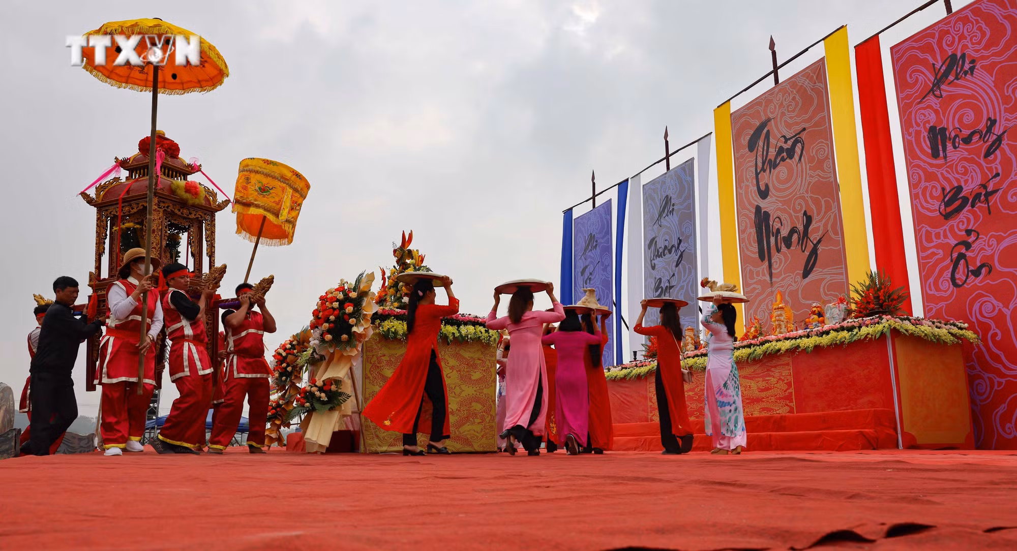 vna_potal_van_hoa_soi_duong_tung_bung_khai_hoi_tich_dien_doi_son_xuan_giap_thin_2024_7227626.jpg