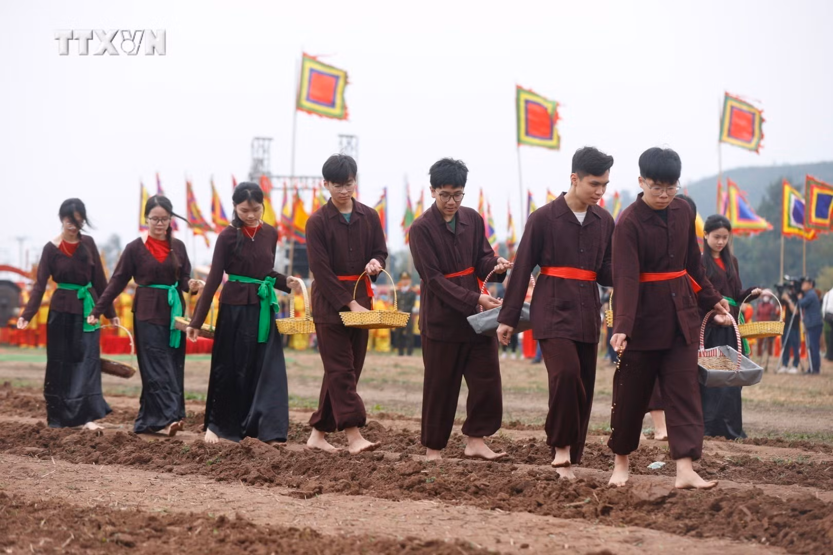 vna_potal_van_hoa_soi_duong_tung_bung_khai_hoi_tich_dien_doi_son_xuan_giap_thin_2024_7227750.jpeg