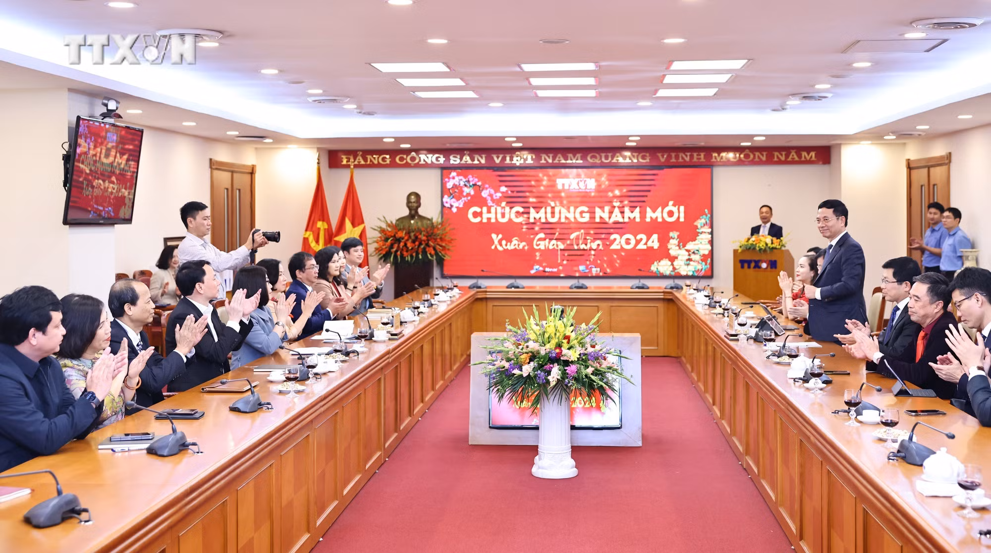 vna_potal_bo_truong_bo_thong_tin_va_truyen_thong_nguyen_manh_hung_den_lam_viec_voi_lanh_dao_thong_tan_xa_viet_nam_7226841.jpg