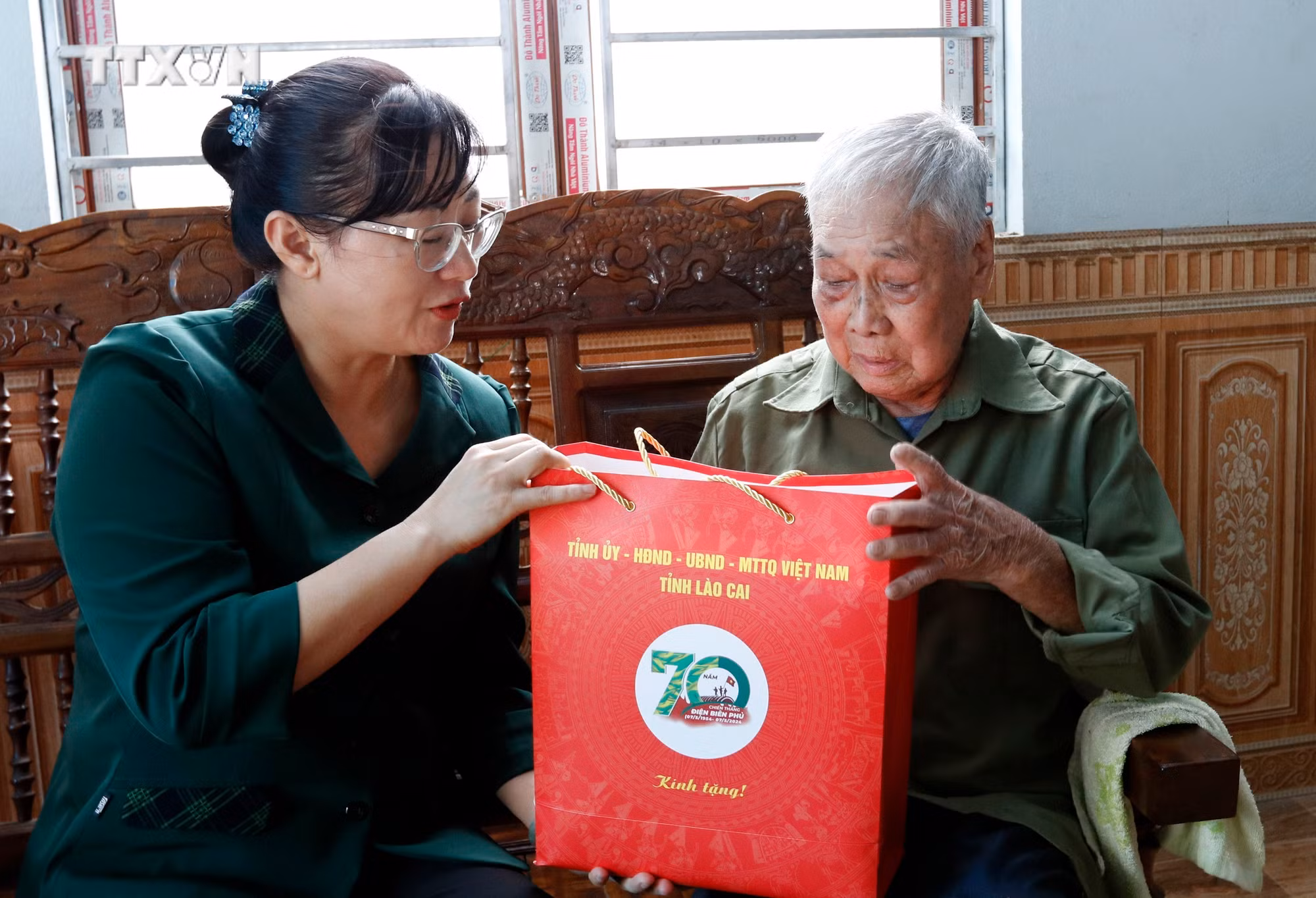 vna_potal_70_nam_chien_thang_dien_bien_phu_lao_cai_tham_tang_qua_tri_an_dan_cong_hoa_tuyen_chien_si_dien_bien_7337320.jpg