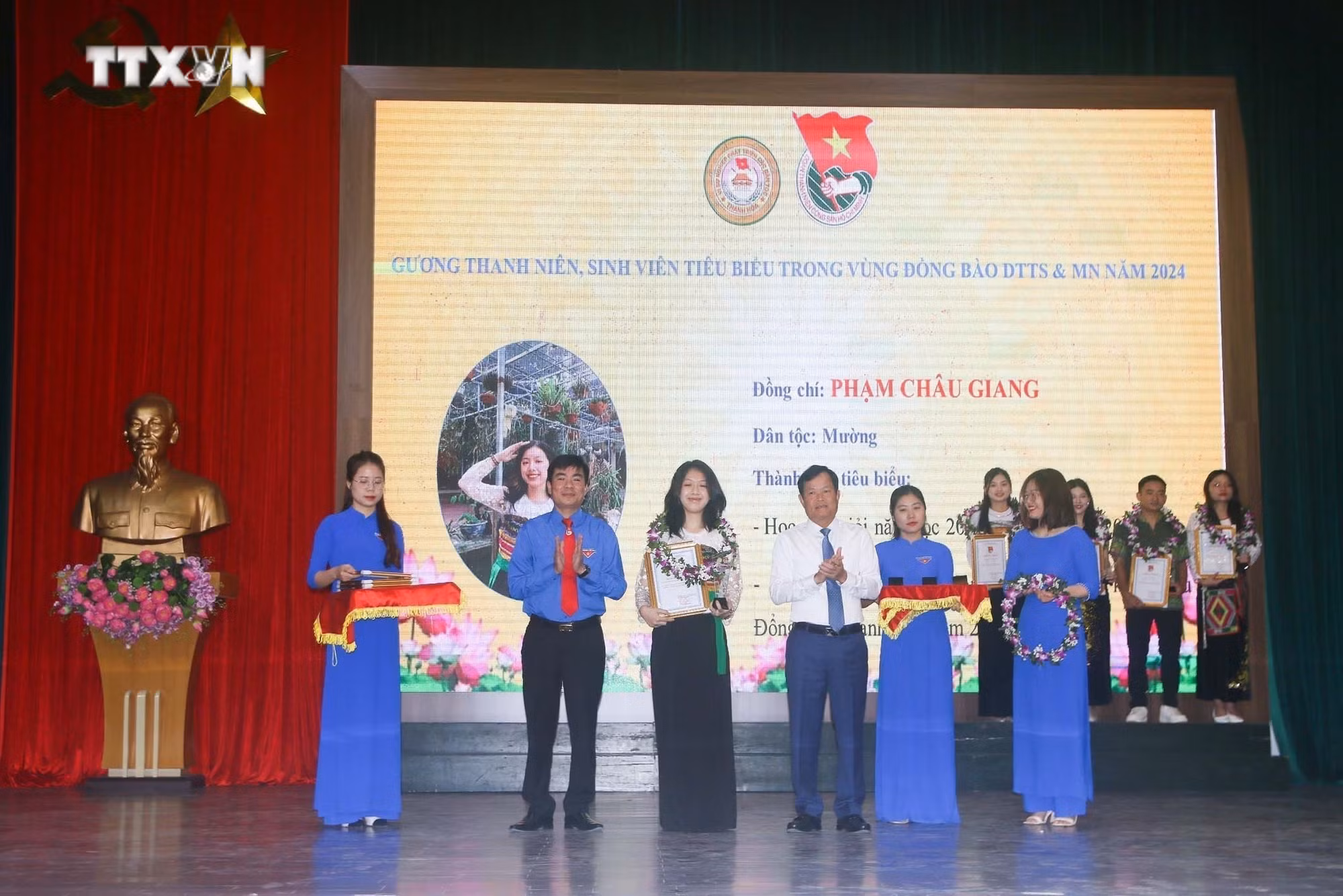 vna_potal_thanh_hoa_bieu_duong_thanh_nien_sinh_vien_khoi_nghiep_vung_dan_toc_thieu_so__7337156.jpg