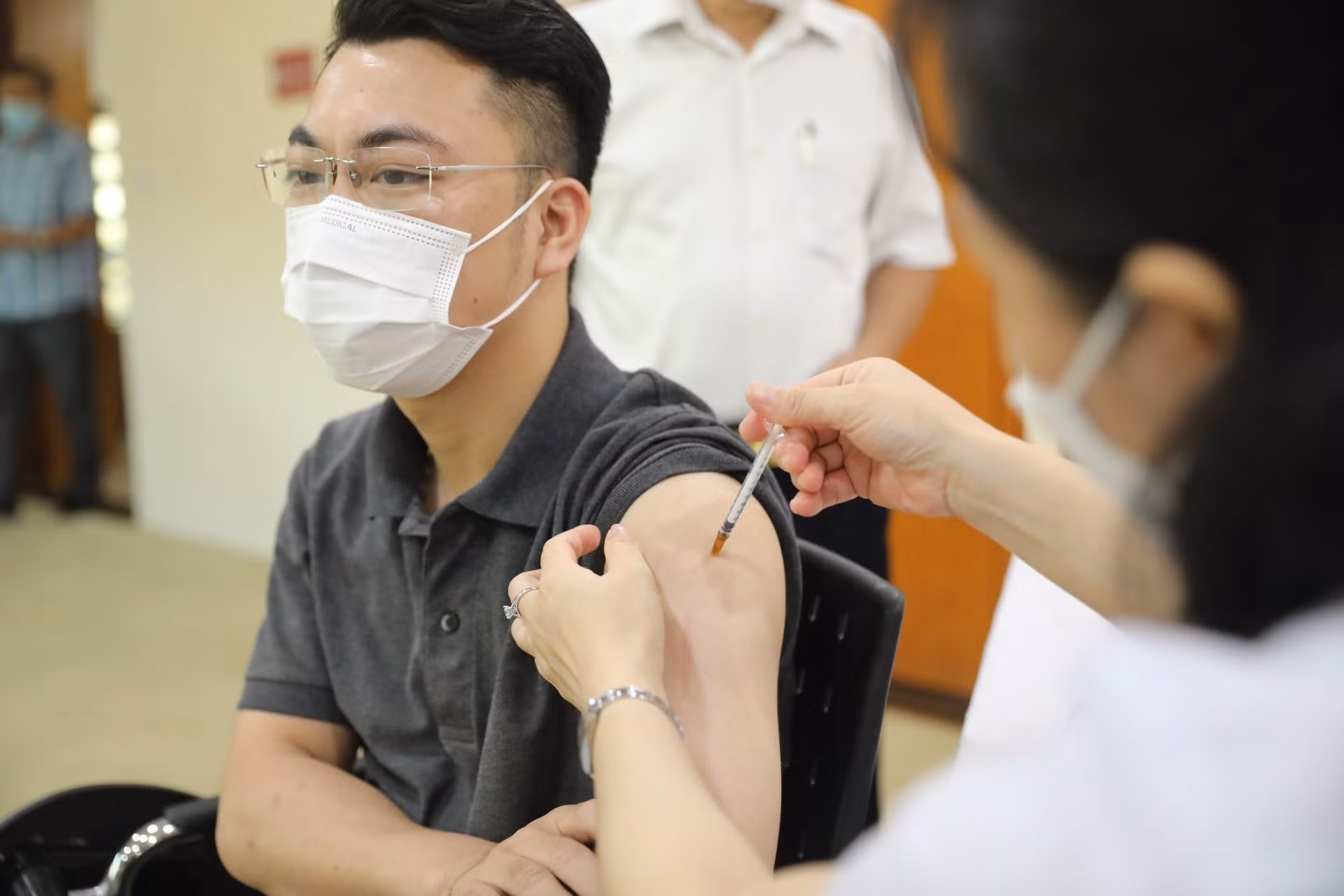 Dịch COVID-19: Cả nước có thêm hơn 900 F0 mới; nhiều tỉnh, thành phố chậm tiêm mũi 3, 4