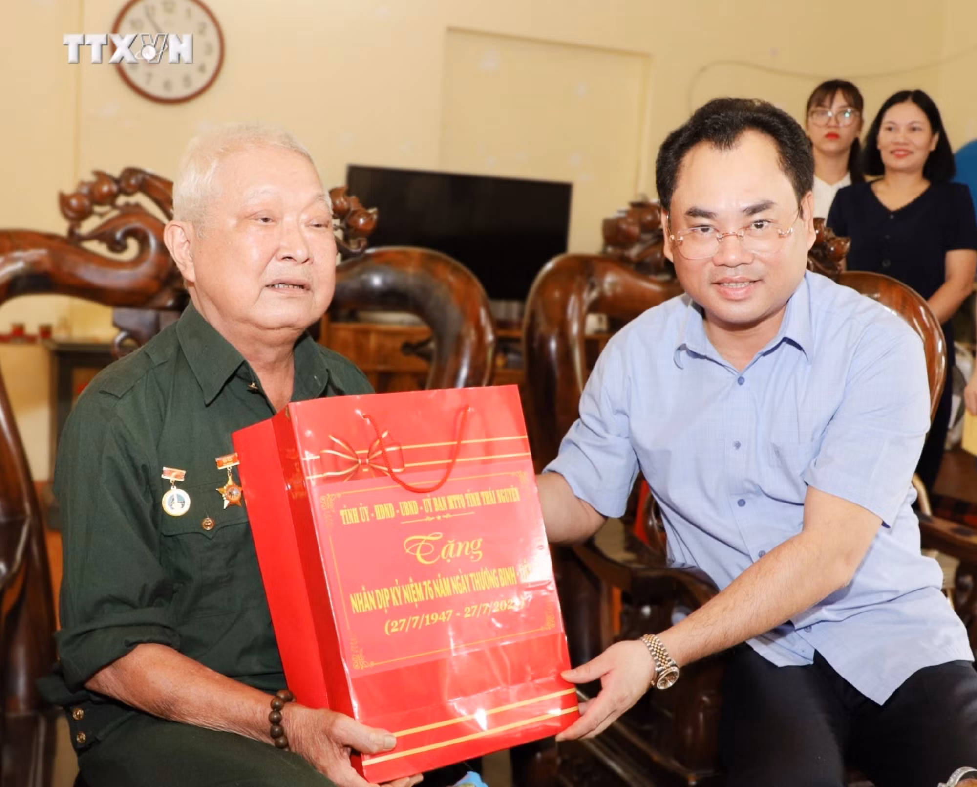 vna_potal_thai_nguyen_lanh_dao_tinh_tham_tang_qua_gia_dinh_chinh_sach_nguoi_co_cong_voi_cach_mang_tren_dia_ban_6849515.jpg
