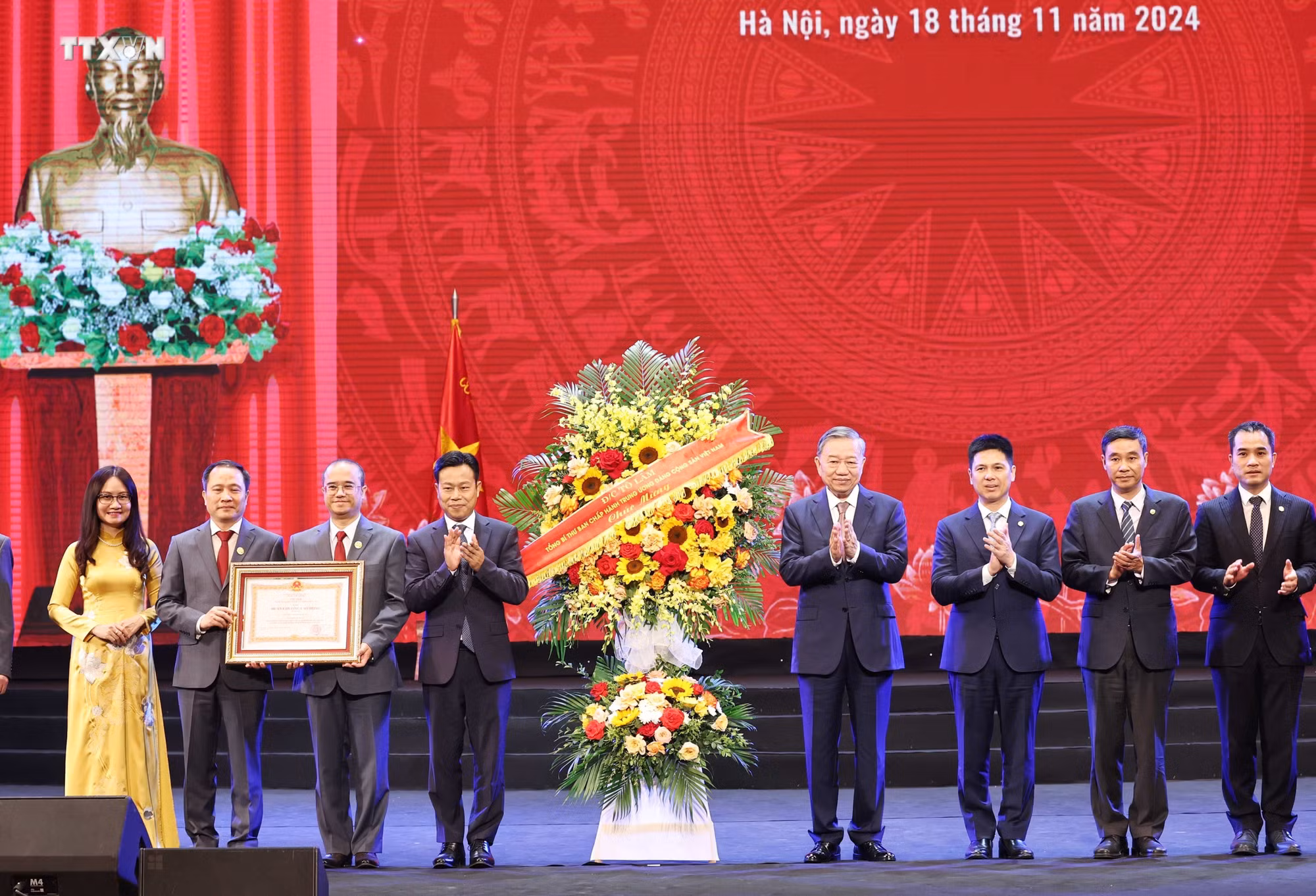 vna_potal_tong_bi_thu_gap_mat_cac_nha_giao_can_bo_quan_ly_giao_duc_nhan_ngay_nha_giao_viet_nam_2011_7709057.jpg