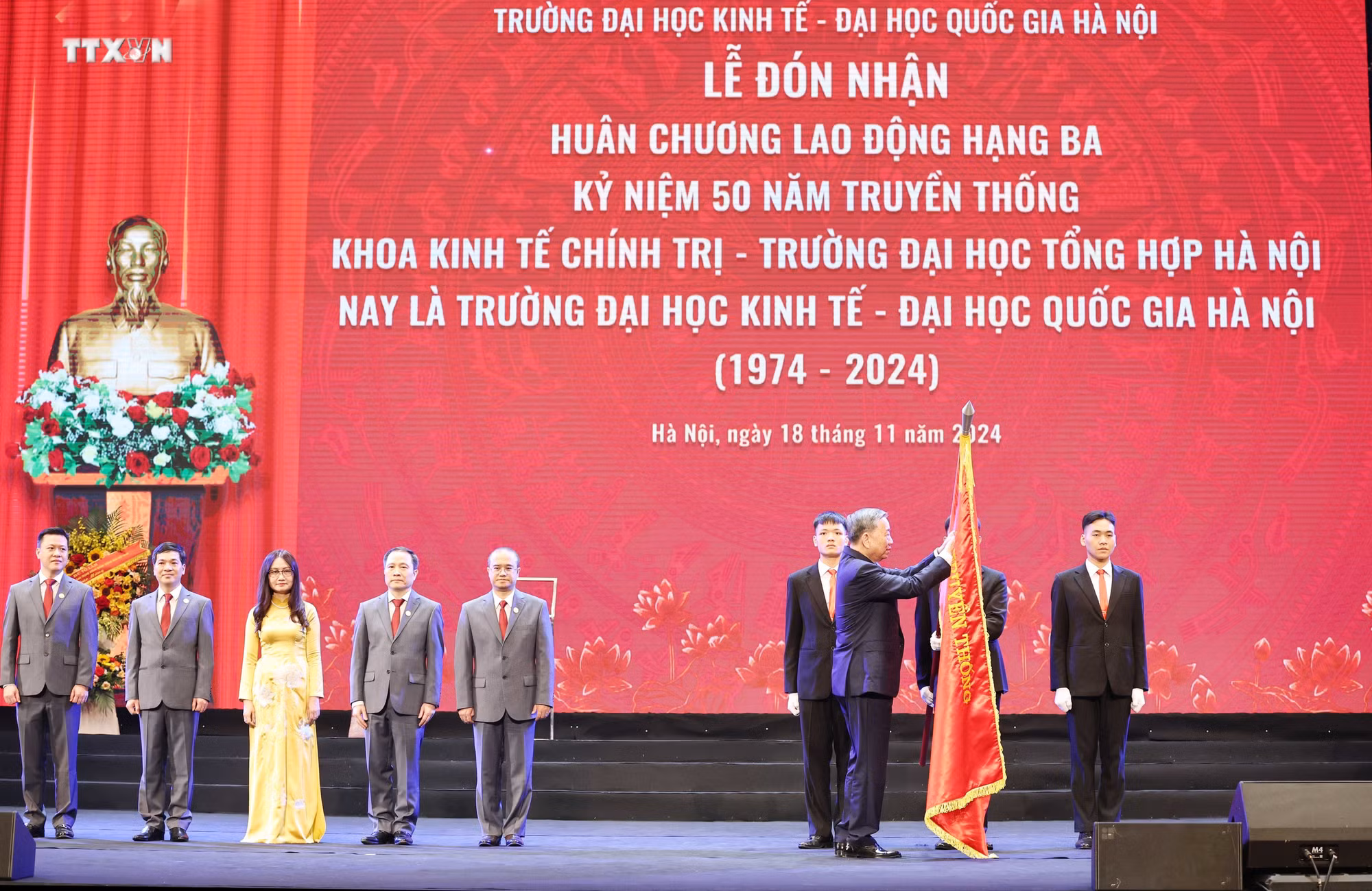 vna_potal_tong_bi_thu_gap_mat_cac_nha_giao_can_bo_quan_ly_giao_duc_nhan_ngay_nha_giao_viet_nam_2011_7709054.jpg