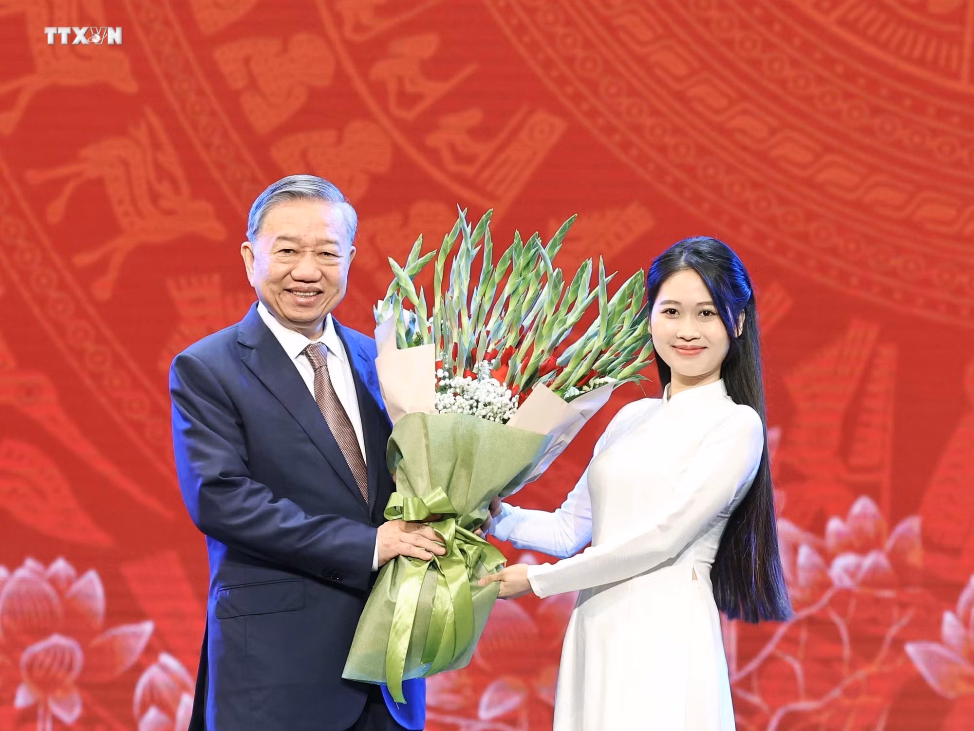 vna_potal_tong_bi_thu_gap_mat_cac_nha_giao_can_bo_quan_ly_giao_duc_nhan_ngay_nha_giao_viet_nam_2011_7709179.jpg