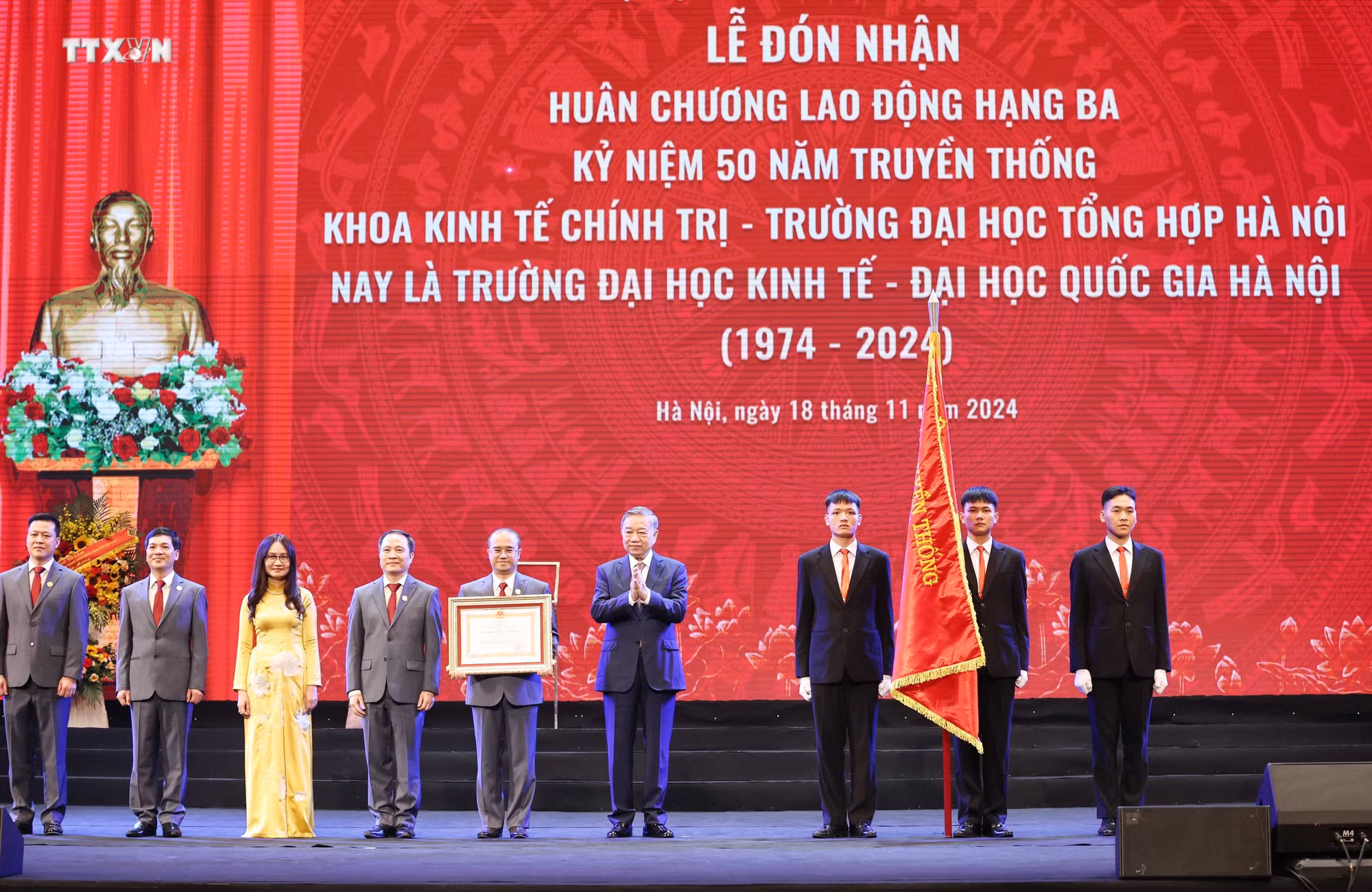 vna_potal_tong_bi_thu_gap_mat_cac_nha_giao_can_bo_quan_ly_giao_duc_nhan_ngay_nha_giao_viet_nam_2011_7709056.jpg