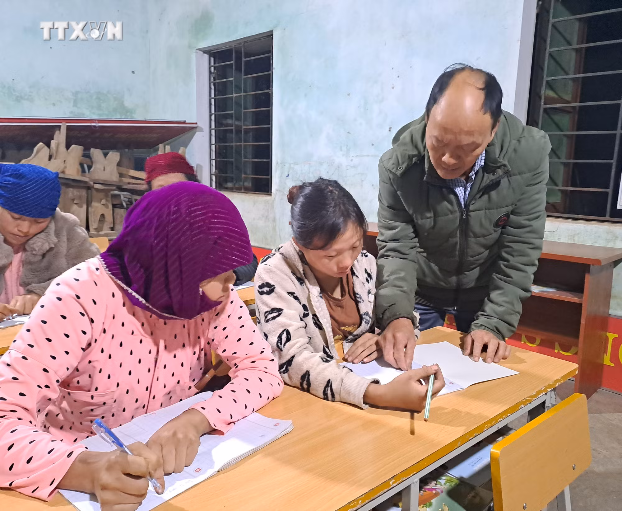 vna_potal_miet_mai_“gieo_cai_chu”_tren_cao_nguyen_da_dong_van_ha_giang_7692303.jpg