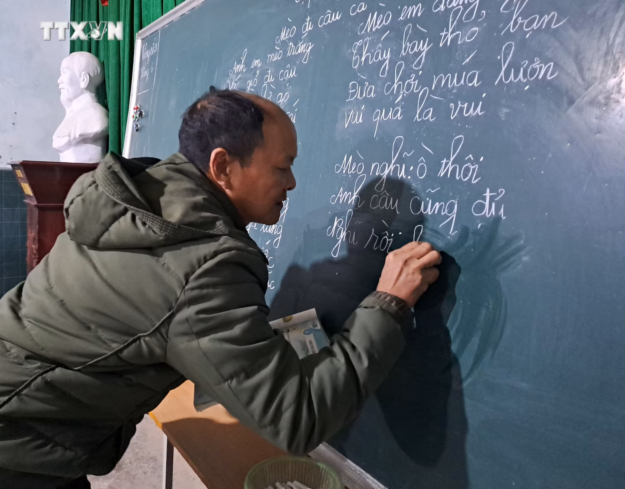 vna_potal_miet_mai_“gieo_cai_chu”_tren_cao_nguyen_da_dong_van_ha_giang_7692300.jpg