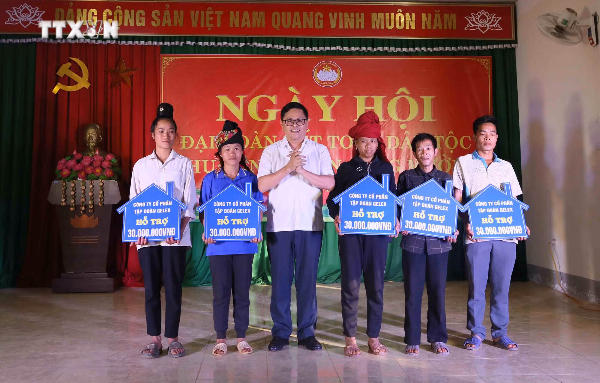 vna_potal_pho_truong_ban_noi_chinh_trung_uong_nguyen_huu_dong_du_ngay_hoi_dai_doan_ket_toan_dan_toc_tai_son_la_7708543.jpg