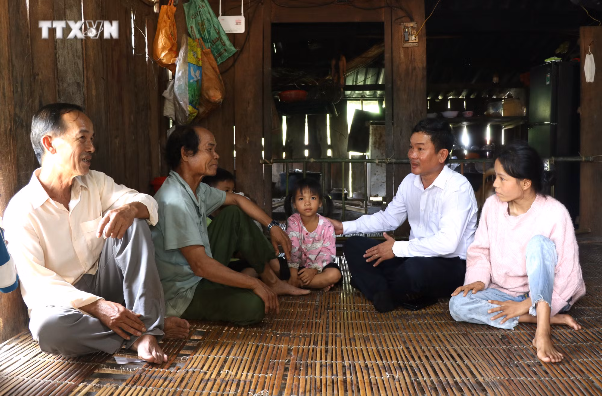 vna_potal_nhung_nguoi_thay_miet_mai_“gieo_chu”_noi_vung_cao_phu_yen_7709150.jpg