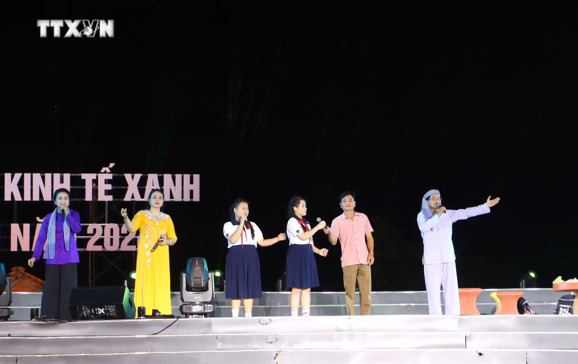 vna_potal_khai_mac_lien_hoan_gia_dinh_tai_tu_va_tieng_hat_thanh_nien_kinh_-_hoa_-_khmer_tinh_vinh_long__7708583.jpg