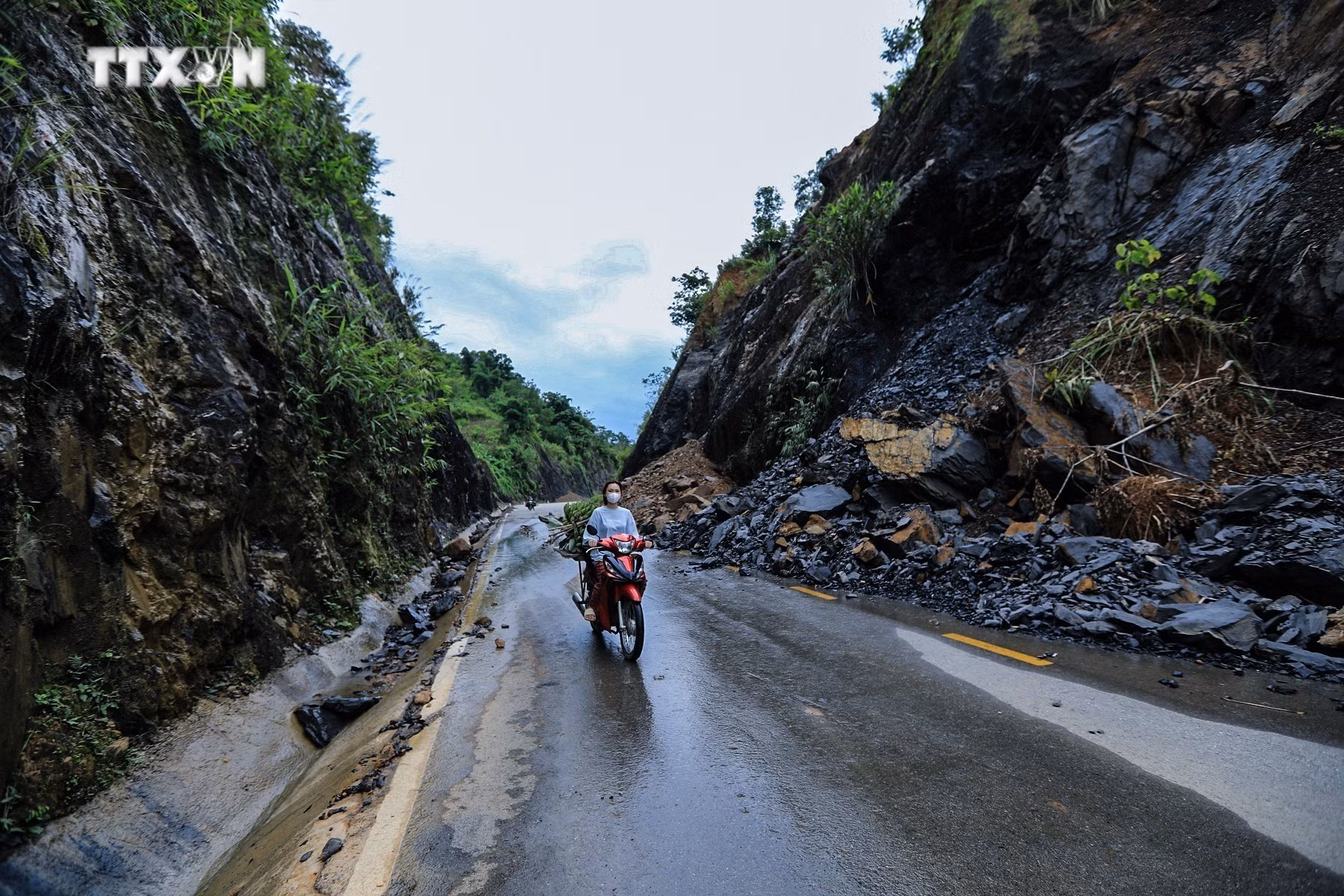 vna_potal_hoa_binh_can_khan_truong_khac_phuc_cac_diem_sat_lo_nguy_hiem_tren_tinh_lo_435_7511789.jpg