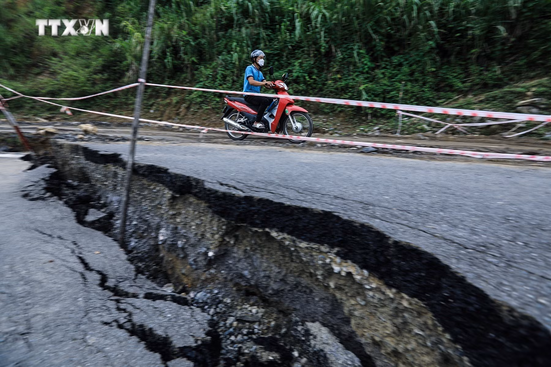 vna_potal_hoa_binh_can_khan_truong_khac_phuc_cac_diem_sat_lo_nguy_hiem_tren_tinh_lo_435_7511791.jpg