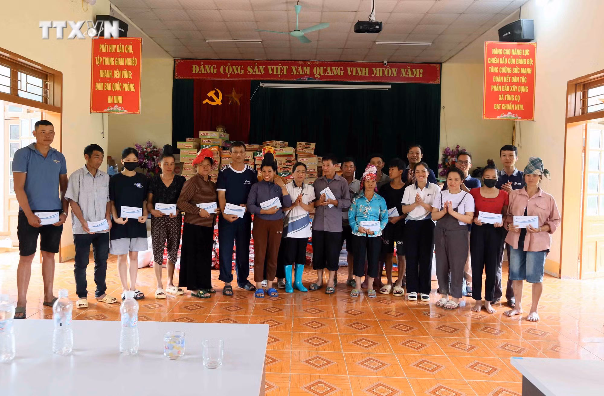 vna_potal_son_la_ho_tro_nhan_dan_vung_ngap_lut_xa_tong_co_vuot_qua_kho_khan__7511738.jpg