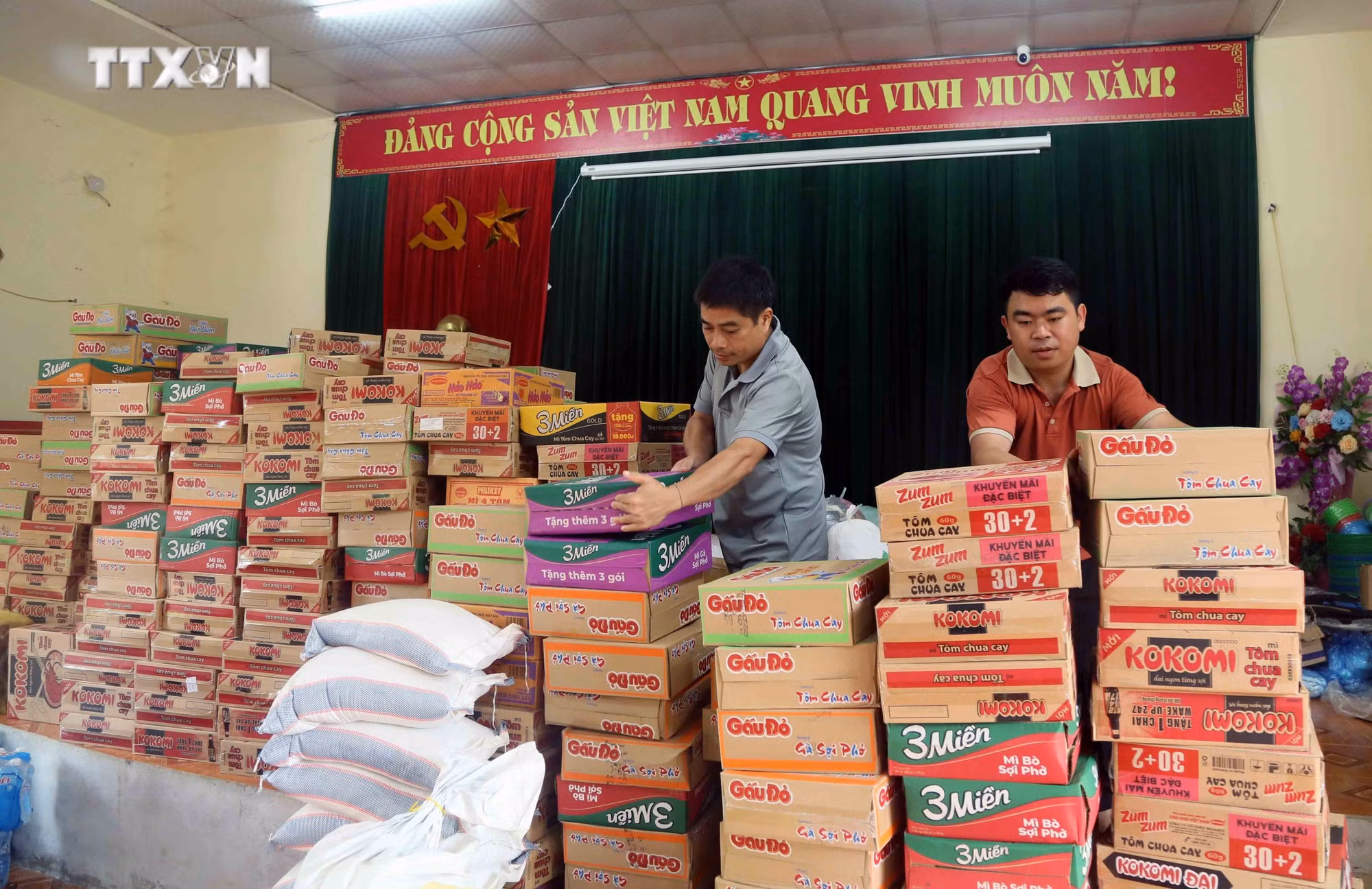 vna_potal_son_la_ho_tro_nhan_dan_vung_ngap_lut_xa_tong_co_vuot_qua_kho_khan__7511732.jpg