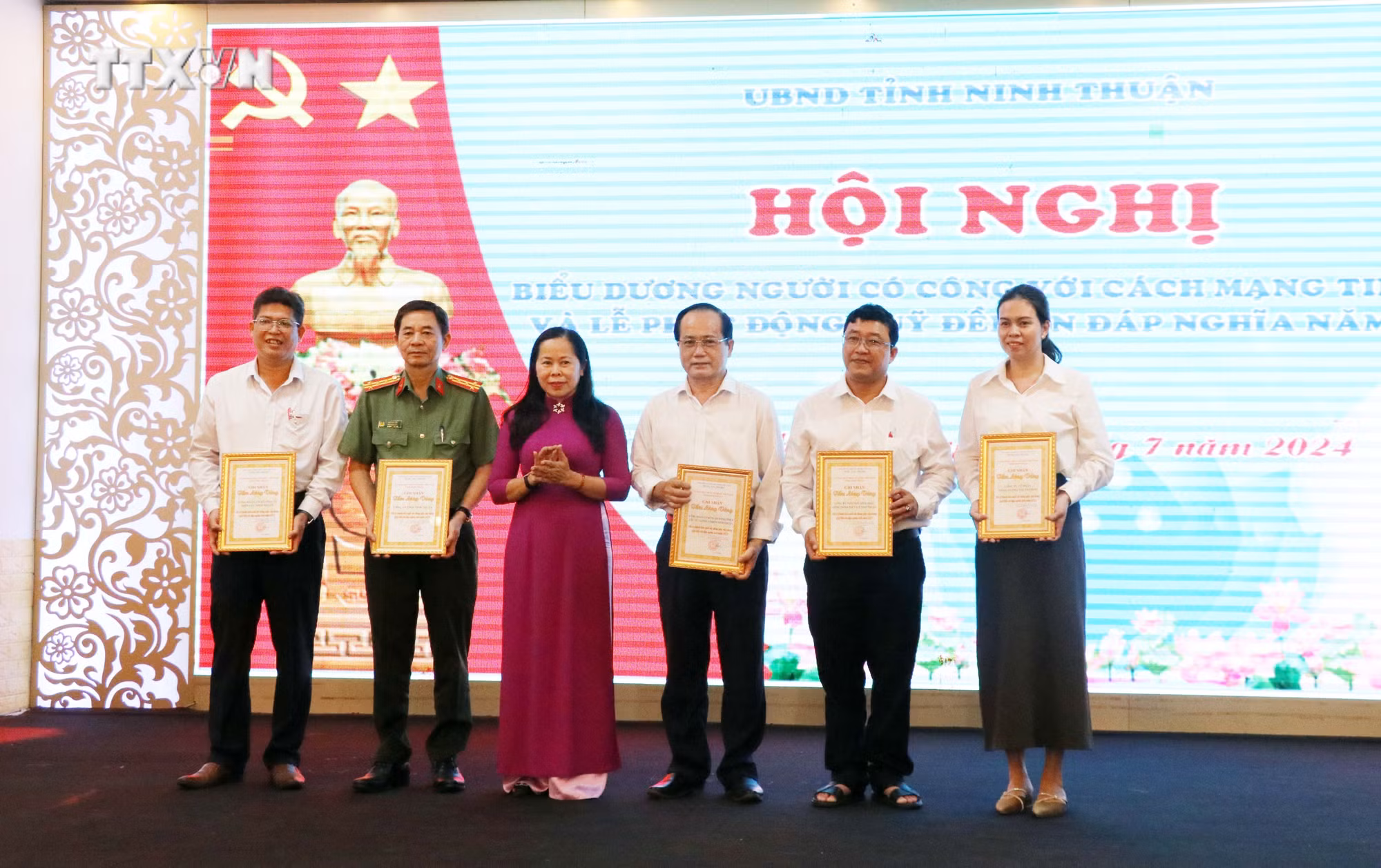 vna_potal_ninh_thuan_bieu_duong_nguoi_co_cong_tieu_bieu___7511460.jpg
