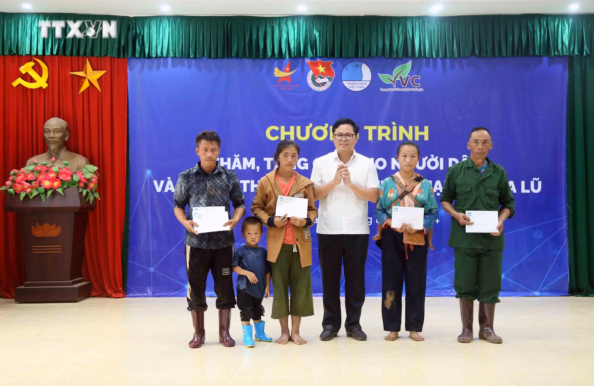 vna_potal_trung_uong_doan_tham_tang_qua_nhan_dan_va_thanh_thieu_nhi_vung_bi_thien_tai_xa_chieng_noi_son_la_7535266.jpg