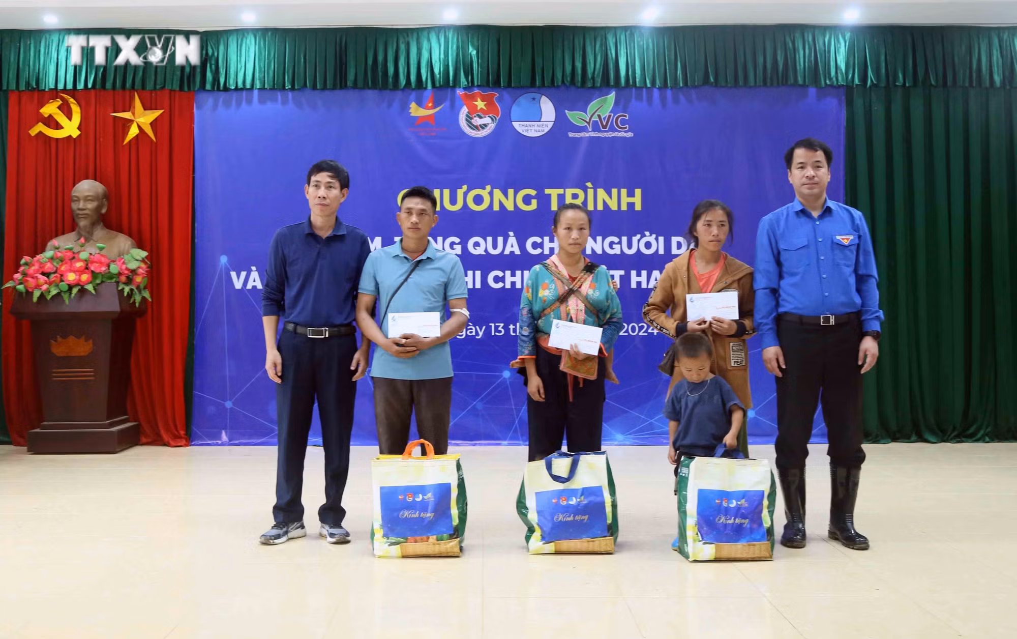 vna_potal_trung_uong_doan_tham_tang_qua_nhan_dan_va_thanh_thieu_nhi_vung_bi_thien_tai_xa_chieng_noi_son_la_7535264.jpg