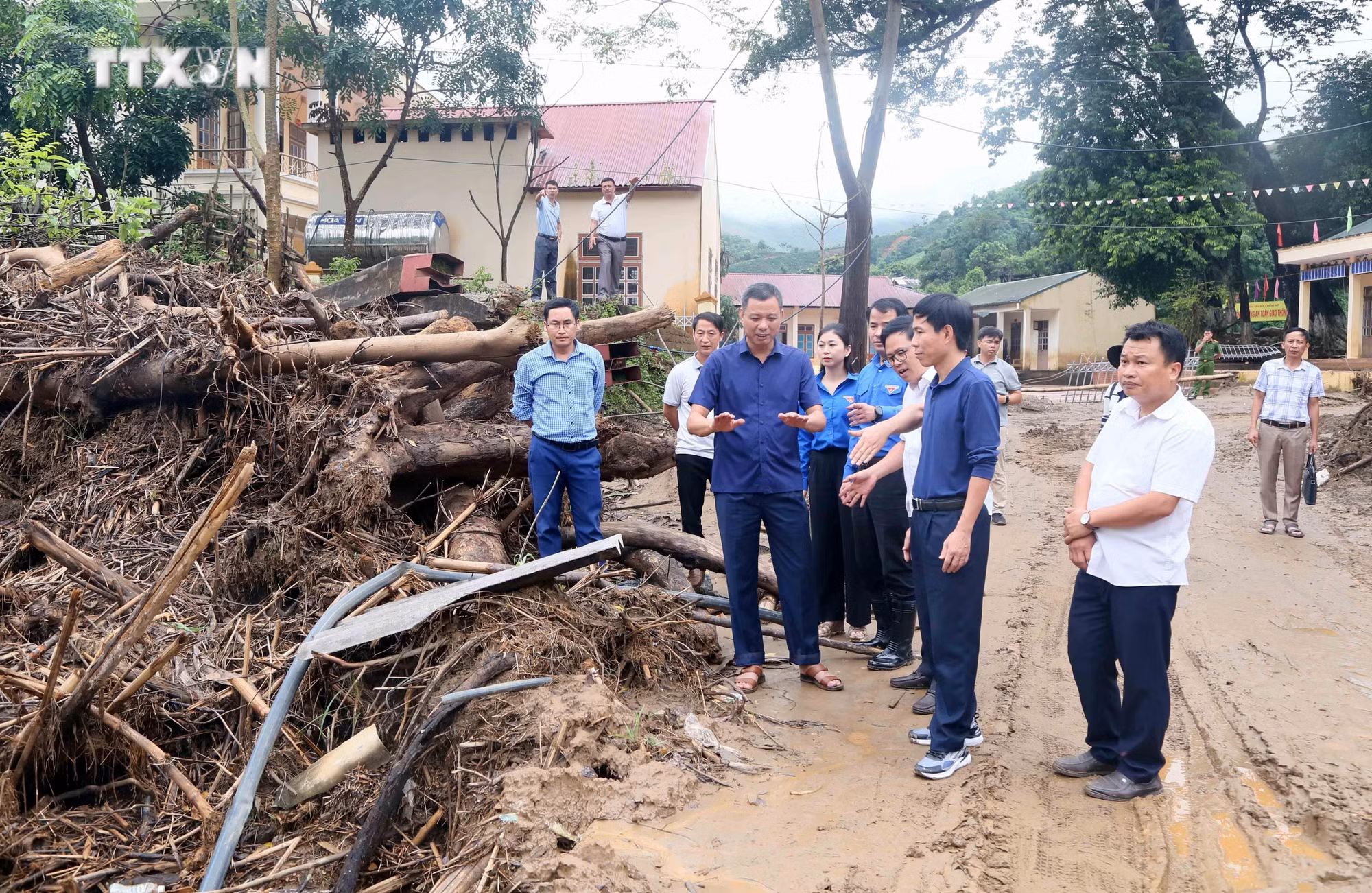 vna_potal_trung_uong_doan_tham_tang_qua_nhan_dan_va_thanh_thieu_nhi_vung_bi_thien_tai_xa_chieng_noi_son_la_7535282 (1).jpg