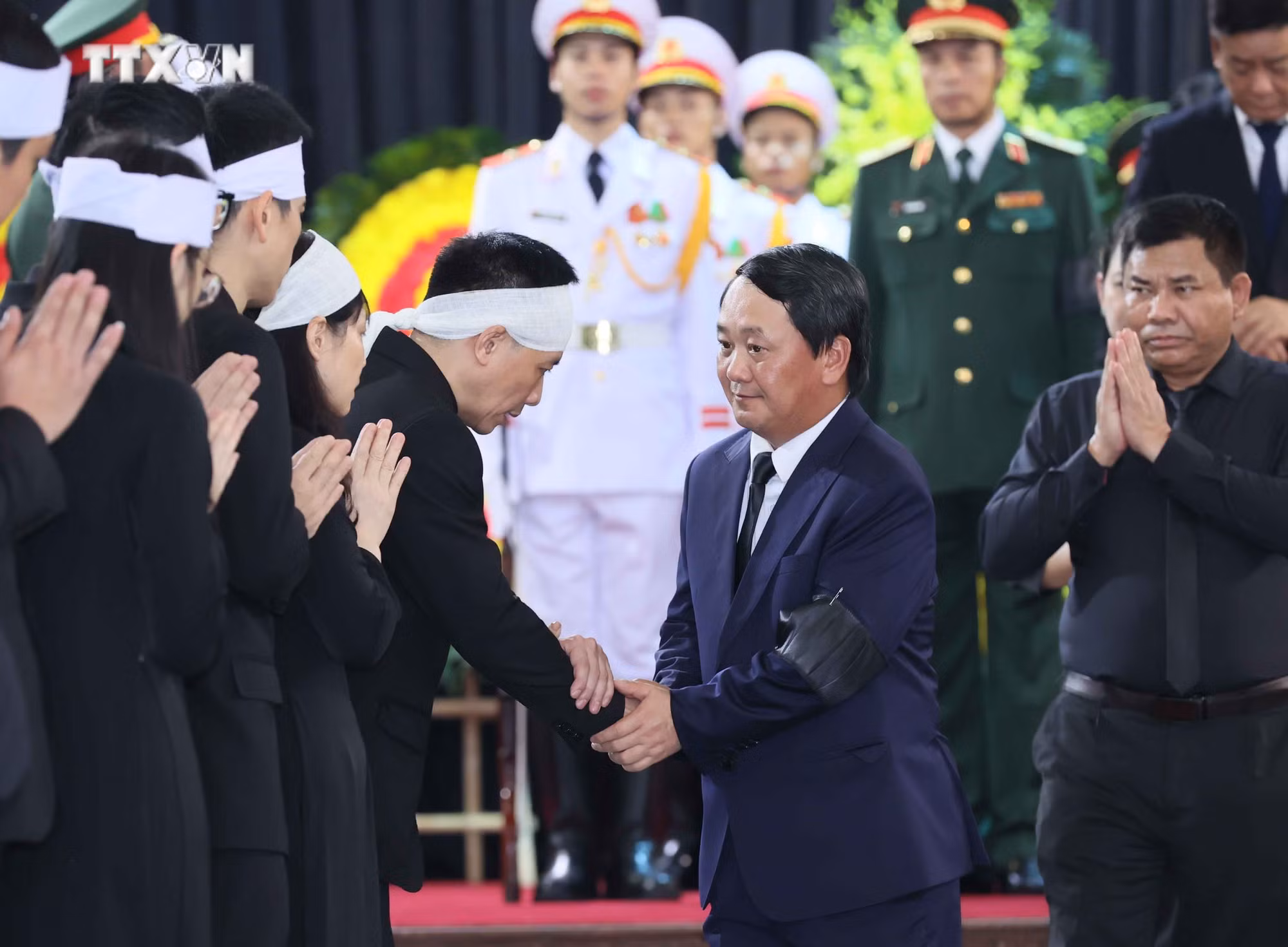 vna_potal_doan_uy_ban_dan_toc_kinh_vieng_tong_bi_thu_nguyen_phu_trong_7501534.jpg