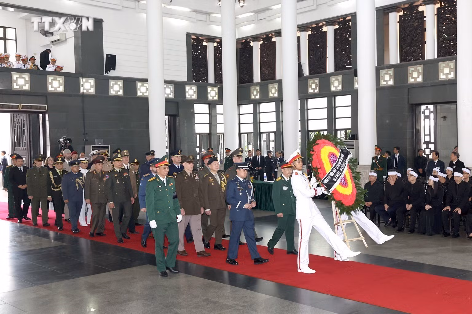 vna_potal_doan_tuy_vien_quan_su_cac_nuoc_tai_viet_nam_vieng_tong_bi_thu_nguyen_phu_trong_7501992.jpg