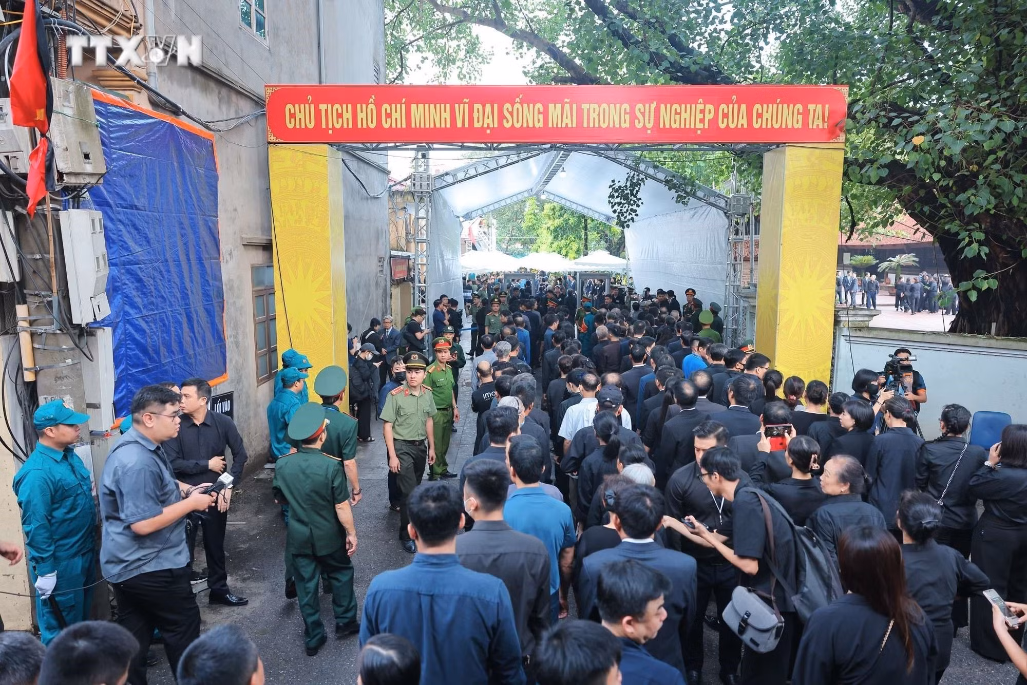 vna_potal_quoc_tang_tong_bi_thu_nguyen_phu_trong_le_vieng_tai_xa_dong_hoi_huyen_dong_anh_7500161.jpg