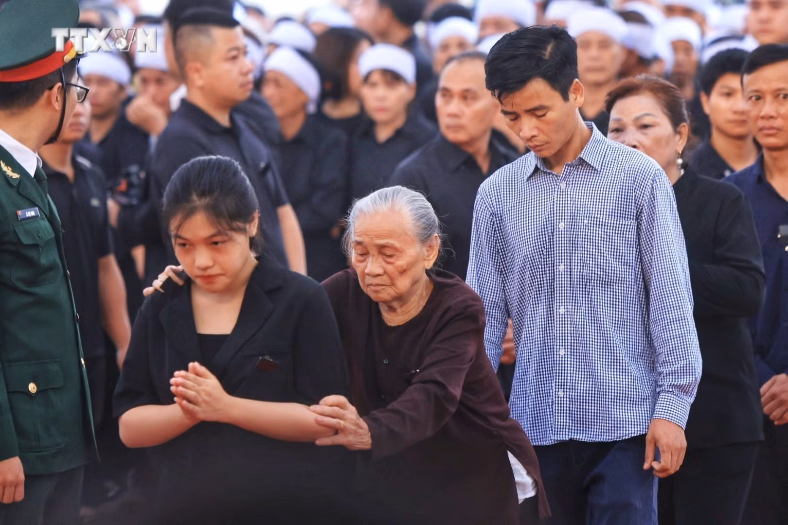 vna_potal_quoc_tang_tong_bi_thu_nguyen_phu_trong_le_vieng_tai_xa_dong_hoi_huyen_dong_anh_7500593.jpeg