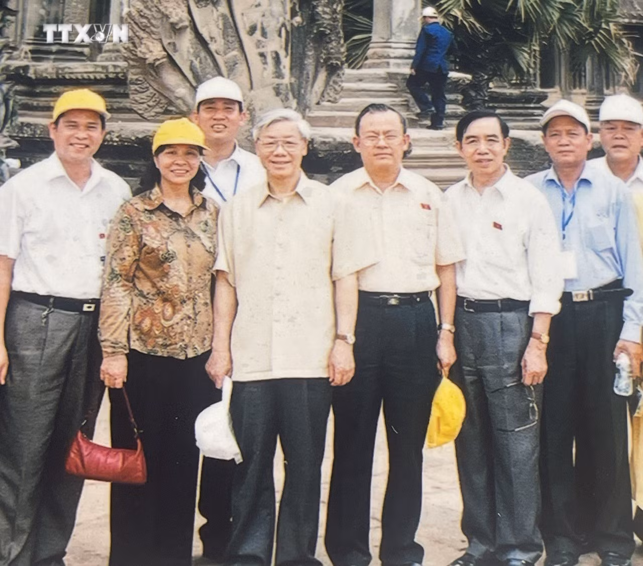 vna_potal_can_bo_va_nhan_dan_thanh_hoa_bay_to_tinh_cam_long_thanh_kinh_va_tiec_thuong_toi_tong_bi_thu_nguyen_phu_trong_7500149.jpg