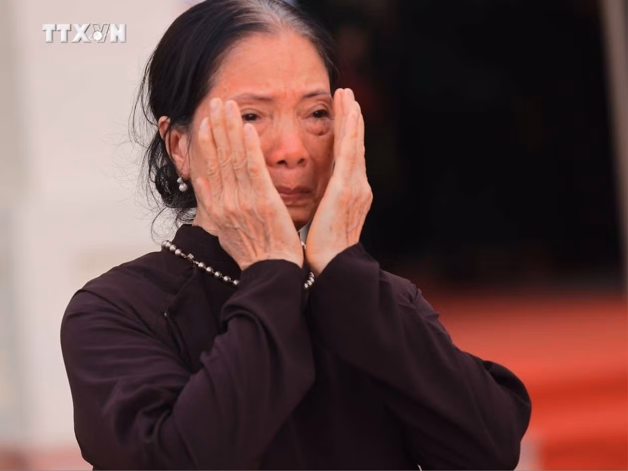 vna_potal_hang_ngan_nguoi_dan_toi_vieng_tong_bi_thu_nguyen_phu_trong_tai_que_nha_7502077 (1).jpg