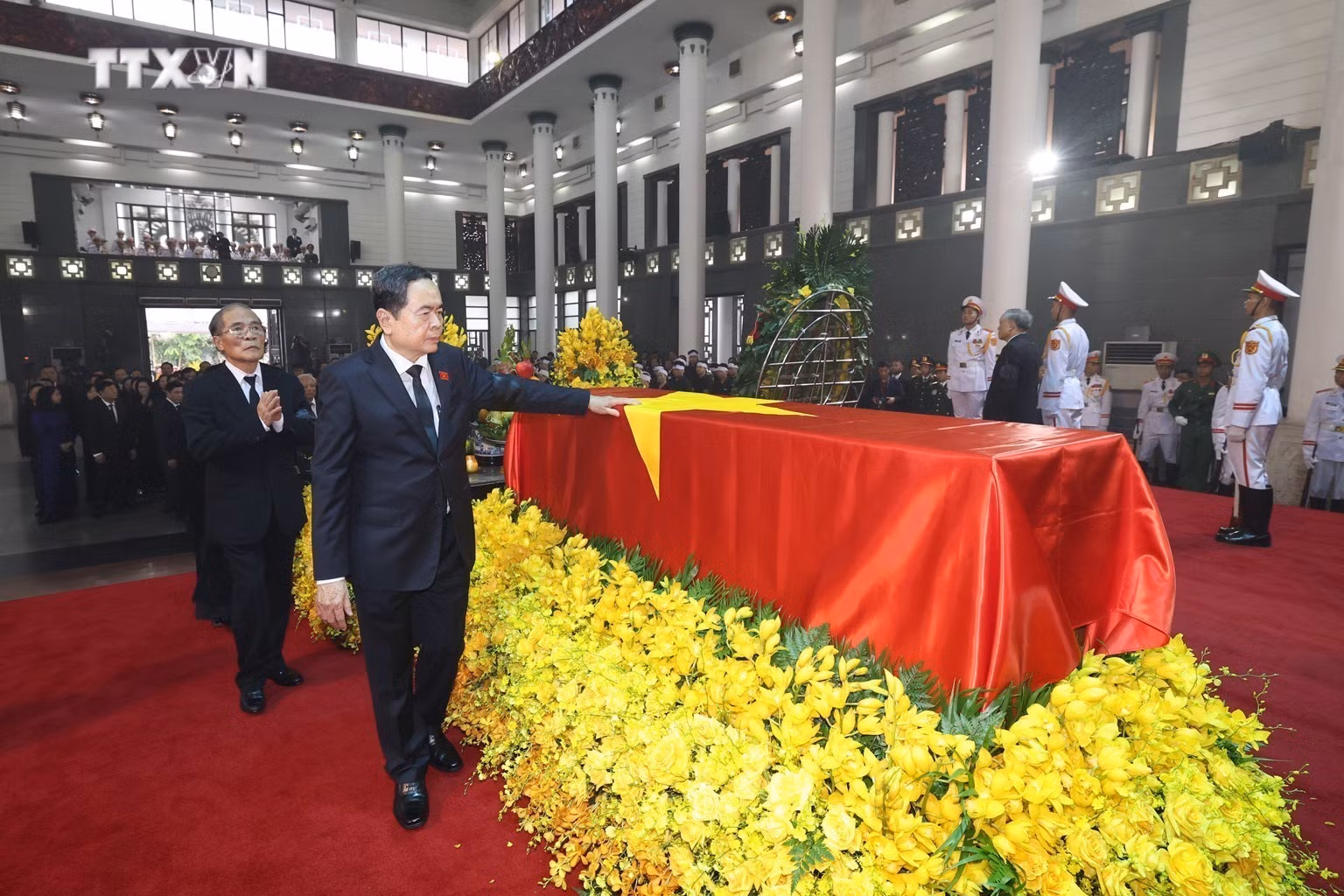 vna_potal_doan_quoc_hoi_vieng_tong_bi_thu_nguyen_phu_trong_7500344.jpg