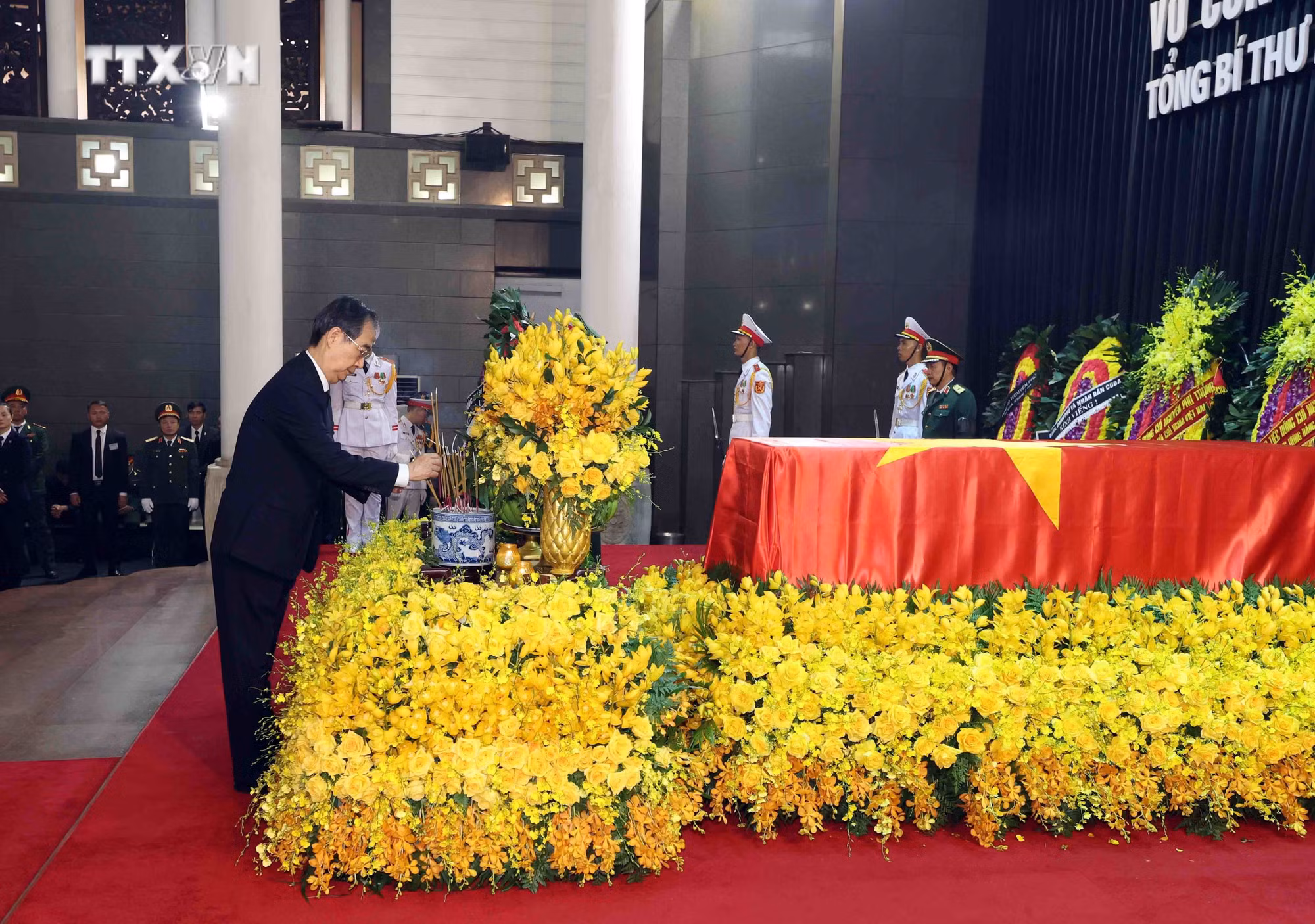 vna_potal_doan_han_quoc_vieng_tong_bi_thu_nguyen_phu_trong_7500353.jpg