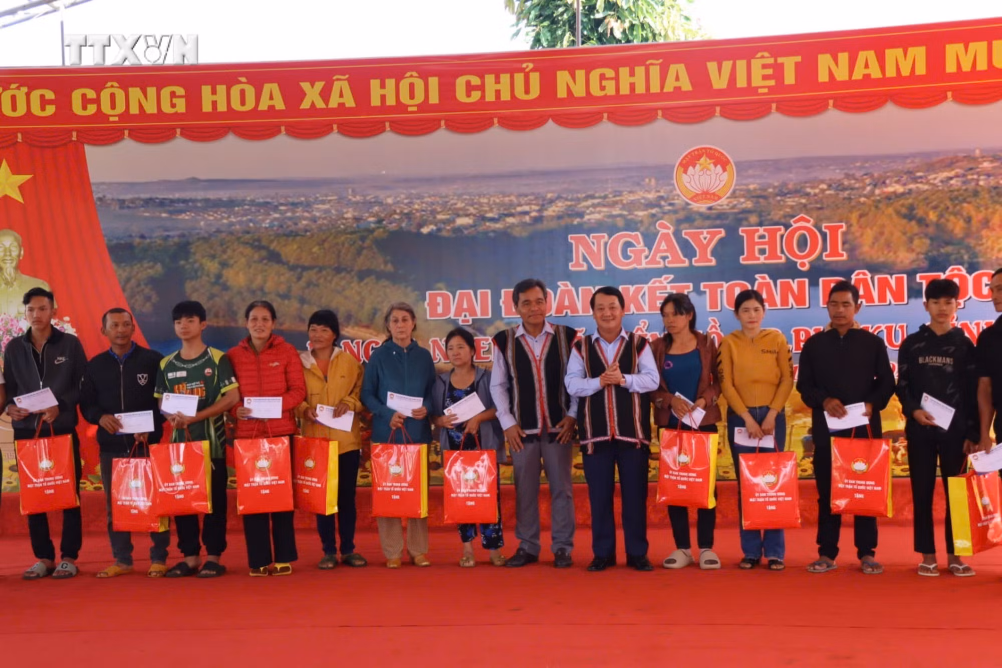 vna_potal_pho_thu_tuong_thuong_truc_chinh_phu_nguyen_hoa_binh_du_ngay_hoi_dai_doan_ket_toan_dan_toc_tai_gia_lai_7696592.jpg