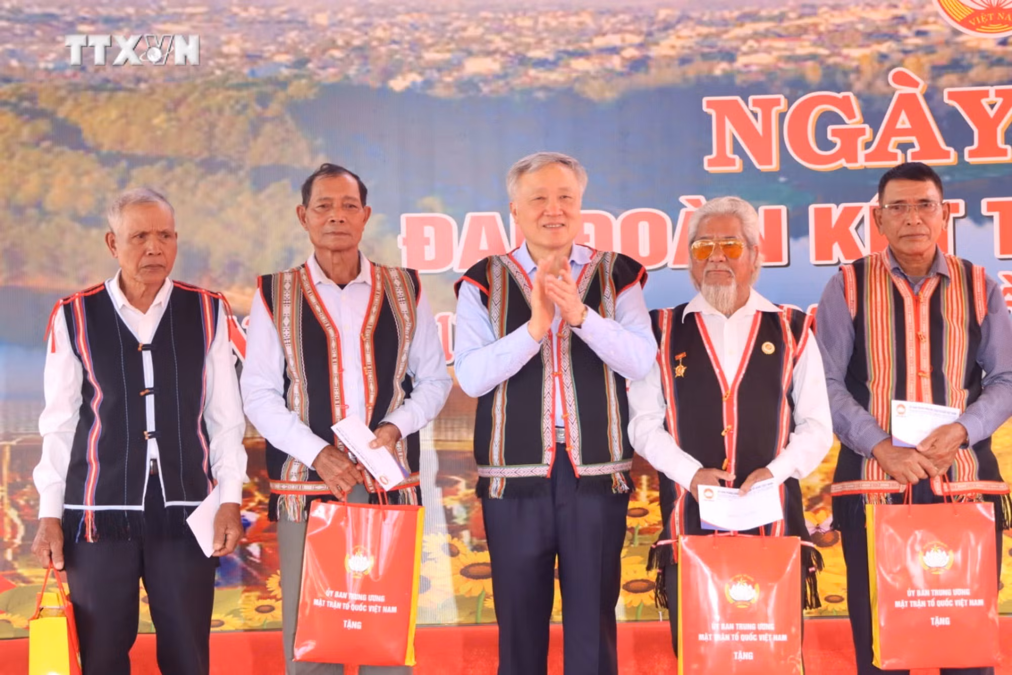vna_potal_pho_thu_tuong_thuong_truc_chinh_phu_nguyen_hoa_binh_du_ngay_hoi_dai_doan_ket_toan_dan_toc_tai_gia_lai_7696576.jpg