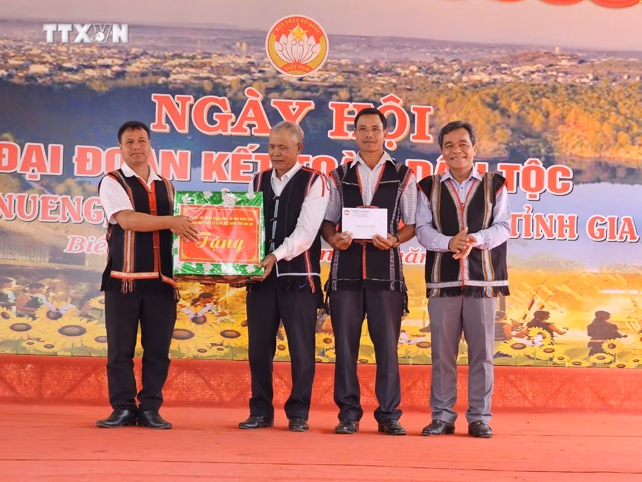 vna_potal_pho_thu_tuong_thuong_truc_chinh_phu_nguyen_hoa_binh_du_ngay_hoi_dai_doan_ket_toan_dan_toc_tai_gia_lai_7696589.jpg