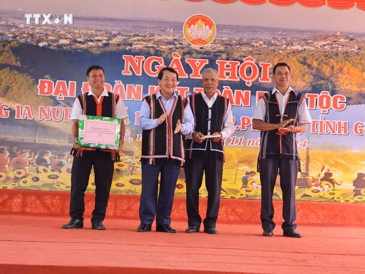 vna_potal_pho_thu_tuong_thuong_truc_chinh_phu_nguyen_hoa_binh_du_ngay_hoi_dai_doan_ket_toan_dan_toc_tai_gia_lai_7696587.jpg