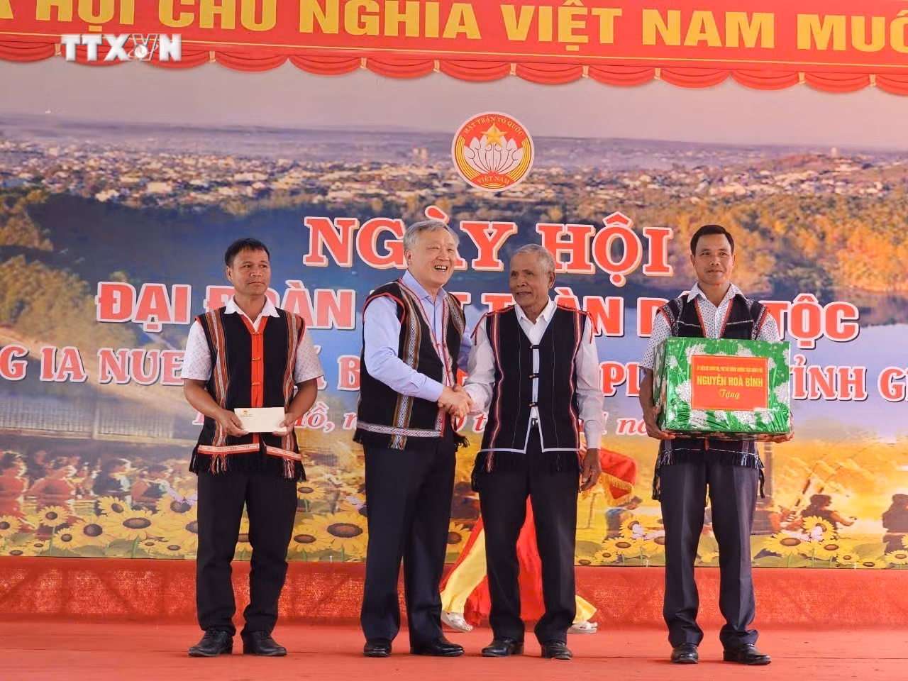 vna_potal_pho_thu_tuong_thuong_truc_chinh_phu_nguyen_hoa_binh_du_ngay_hoi_dai_doan_ket_toan_dan_toc_tai_gia_lai_7696584.jpg